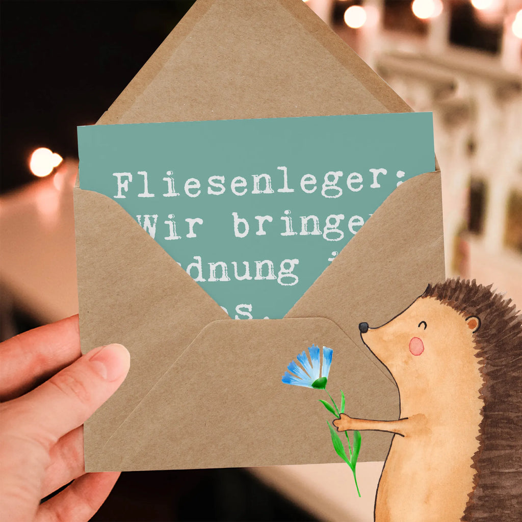 Deluxe Karte Spruch Fliesenleger: Wir bringen Ordnung ins Chaos, eine Fliese nach der anderen! Karte, Grußkarte, Klappkarte, Einladungskarte, Glückwunschkarte, Hochzeitskarte, Geburtstagskarte, Hochwertige Grußkarte, Hochwertige Klappkarte, Beruf, Ausbildung, Jubiläum, Abschied, Rente, Kollege, Kollegin, Geschenk, Schenken, Arbeitskollege, Mitarbeiter, Firma, Danke, Dankeschön