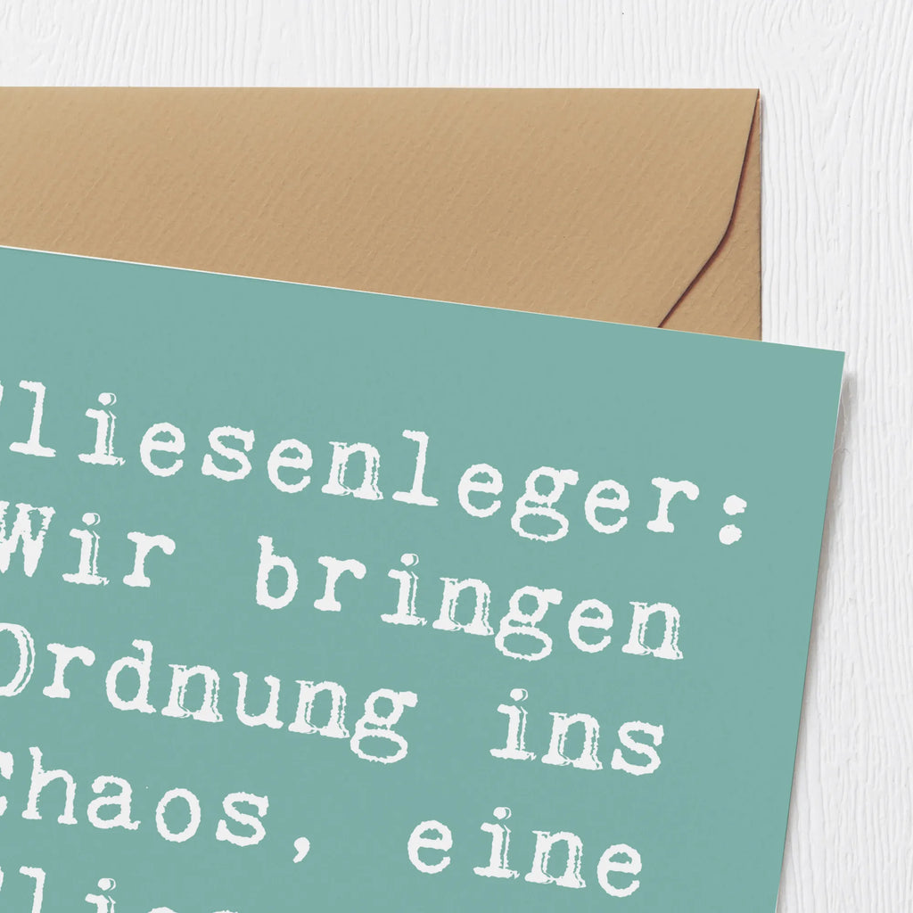 Deluxe Karte Spruch Fliesenleger: Wir bringen Ordnung ins Chaos, eine Fliese nach der anderen! Karte, Grußkarte, Klappkarte, Einladungskarte, Glückwunschkarte, Hochzeitskarte, Geburtstagskarte, Hochwertige Grußkarte, Hochwertige Klappkarte, Beruf, Ausbildung, Jubiläum, Abschied, Rente, Kollege, Kollegin, Geschenk, Schenken, Arbeitskollege, Mitarbeiter, Firma, Danke, Dankeschön