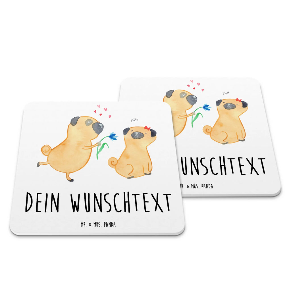 Personalisiertes Untersetzer Set Mops Verliebt Personalisierte Untersetzer, Hund, Hundemotiv, Haustier, Hunderasse, Tierliebhaber, Hundebesitzer, Sprüche, Mops, Möpse, Hundeliebe, verliebt, Liebe, Liebesspruch. Verlobt, Geschenk Freund, Partner