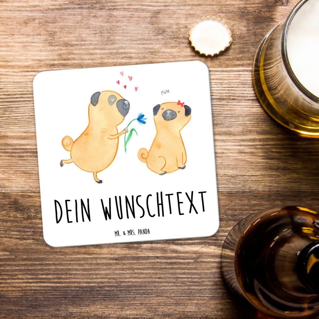 Personalisiertes Untersetzer Set Mops Verliebt Personalisierte Untersetzer, Hund, Hundemotiv, Haustier, Hunderasse, Tierliebhaber, Hundebesitzer, Sprüche, Mops, Möpse, Hundeliebe, verliebt, Liebe, Liebesspruch. Verlobt, Geschenk Freund, Partner