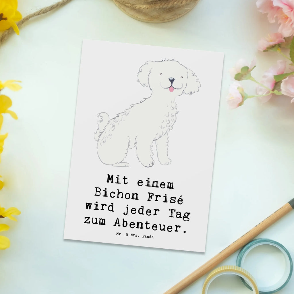 Postkarte Mit einem Bichon Frisé wird jeder Tag zum Abenteuer. Postkarte, Karte, Geschenkkarte, Grußkarte, Einladung, Ansichtskarte, Geburtstagskarte, Einladungskarte, Dankeskarte, Ansichtskarten, Einladung Geburtstag, Einladungskarten Geburtstag, Hund, Hunderasse, Rassehund, Hundebesitzer, Geschenk, Tierfreund, Schenken, Welpe