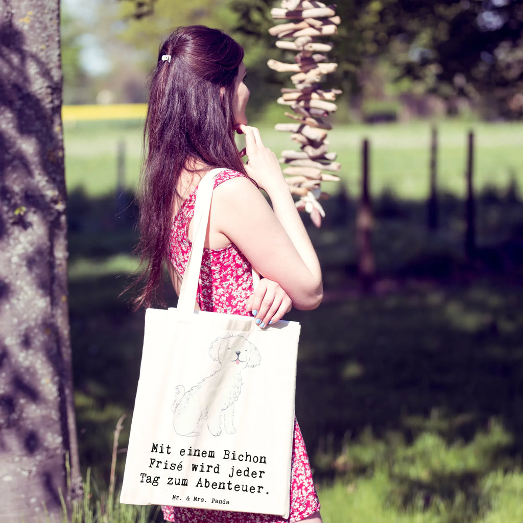 Tragetasche Mit einem Bichon Frisé wird jeder Tag zum Abenteuer. Beuteltasche, Beutel, Einkaufstasche, Jutebeutel, Stoffbeutel, Tasche, Shopper, Umhängetasche, Strandtasche, Schultertasche, Stofftasche, Tragetasche, Badetasche, Jutetasche, Einkaufstüte, Laptoptasche, Hund, Hunderasse, Rassehund, Hundebesitzer, Geschenk, Tierfreund, Schenken, Welpe