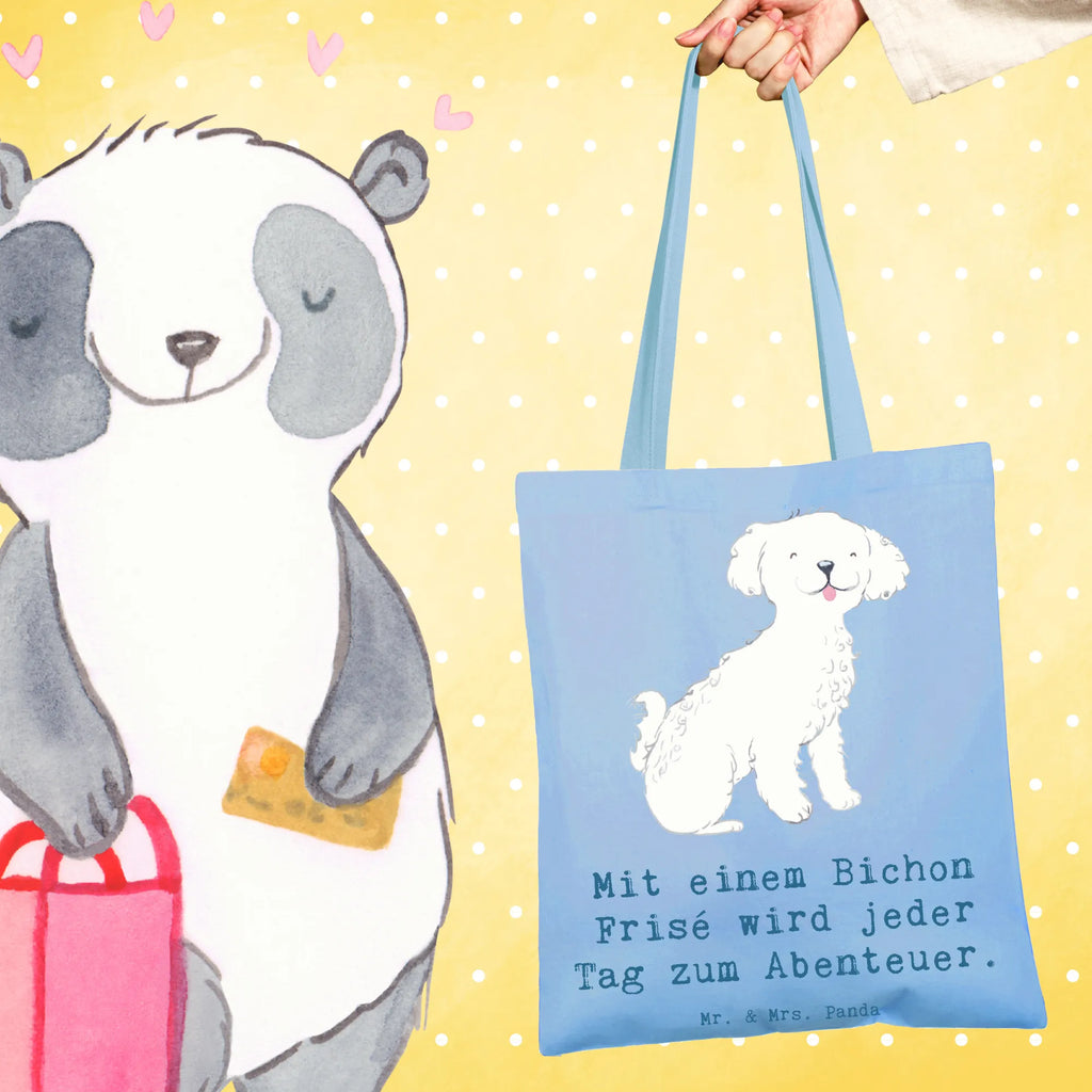 Tragetasche Mit einem Bichon Frisé wird jeder Tag zum Abenteuer. Beuteltasche, Beutel, Einkaufstasche, Jutebeutel, Stoffbeutel, Tasche, Shopper, Umhängetasche, Strandtasche, Schultertasche, Stofftasche, Tragetasche, Badetasche, Jutetasche, Einkaufstüte, Laptoptasche, Hund, Hunderasse, Rassehund, Hundebesitzer, Geschenk, Tierfreund, Schenken, Welpe