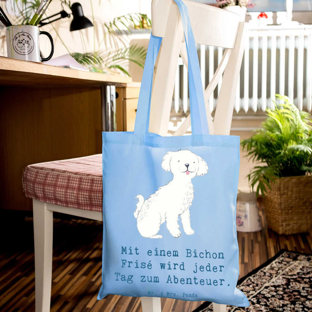 Tragetasche Mit einem Bichon Frisé wird jeder Tag zum Abenteuer. Beuteltasche, Beutel, Einkaufstasche, Jutebeutel, Stoffbeutel, Tasche, Shopper, Umhängetasche, Strandtasche, Schultertasche, Stofftasche, Tragetasche, Badetasche, Jutetasche, Einkaufstüte, Laptoptasche, Hund, Hunderasse, Rassehund, Hundebesitzer, Geschenk, Tierfreund, Schenken, Welpe