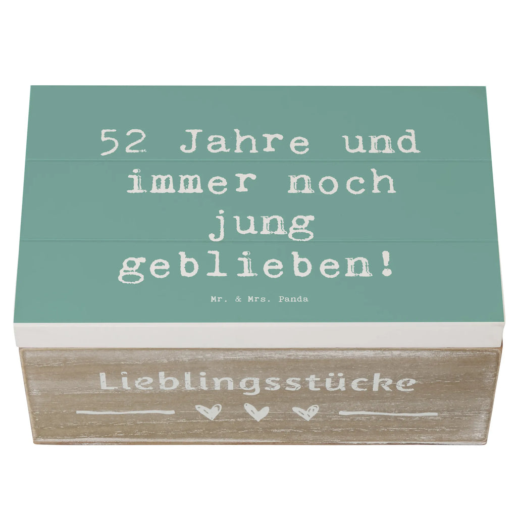 Holzkiste Spruch 52. Geburtstag Jung geblieben Holzkiste, Kiste, Schatzkiste, Truhe, Schatulle, XXL, Erinnerungsbox, Erinnerungskiste, Dekokiste, Aufbewahrungsbox, Geschenkbox, Geschenkdose, Geburtstag, Geburtstagsgeschenk, Geschenk