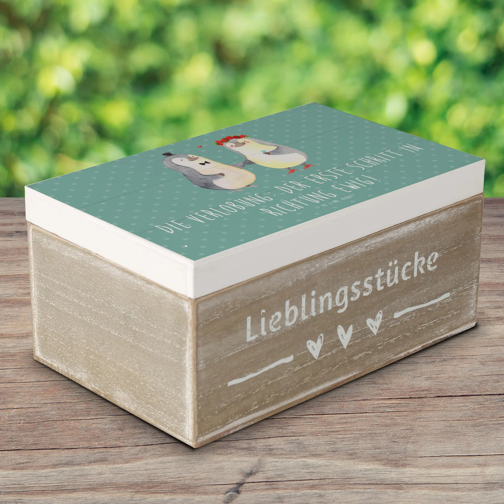 Holzkiste Verlobung Schritt Holzkiste, Kiste, Schatzkiste, Truhe, Schatulle, XXL, Erinnerungsbox, Erinnerungskiste, Dekokiste, Aufbewahrungsbox, Geschenkbox, Geschenkdose, Hochzeit, Hochzeitsgeschenk, Ehe, Hochzeitsfeier, Trauung, Trauungsgeschenk, Hochzeitskarte, Verlobungsfeier, Verlobungsgeschenk, Hochzeitsgeschenkideen, Hochzeitsgeschenke für Brautpaar