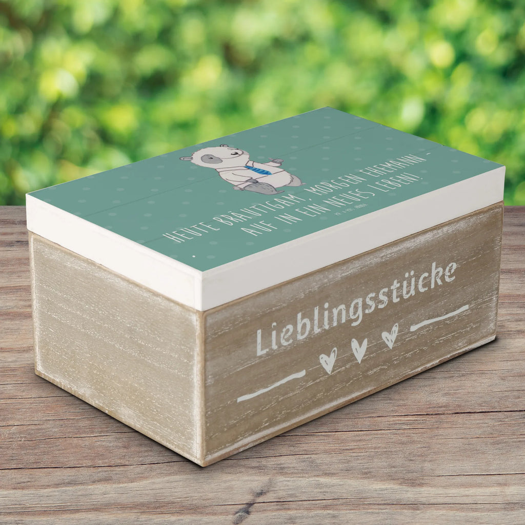 Holzkiste Bräutigam Heute Holzkiste, Kiste, Schatzkiste, Truhe, Schatulle, XXL, Erinnerungsbox, Erinnerungskiste, Dekokiste, Aufbewahrungsbox, Geschenkbox, Geschenkdose, Hochzeit, Hochzeitsgeschenk, Ehe, Hochzeitsfeier, Trauung, Trauungsgeschenk, Hochzeitskarte, Verlobungsfeier, Verlobungsgeschenk, Hochzeitsgeschenkideen, Hochzeitsgeschenke für Brautpaar