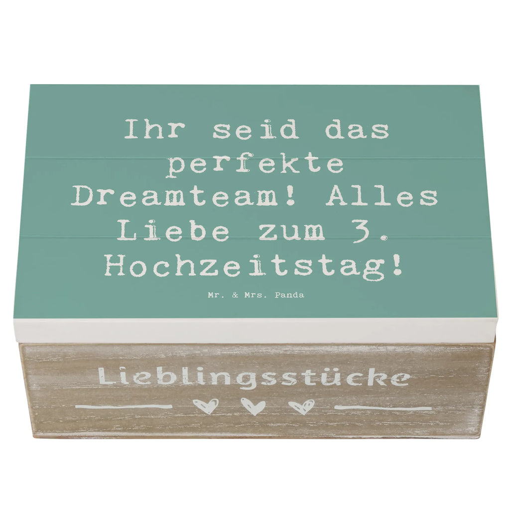 Holzkiste Spruch 3. Hochzeitstag Lederhochzeit Dreamteam Holzkiste, Kiste, Schatzkiste, Truhe, Schatulle, XXL, Erinnerungsbox, Erinnerungskiste, Dekokiste, Aufbewahrungsbox, Geschenkbox, Geschenkdose, Hochzeit, Hochzeitsgeschenk, Ehe, Hochzeitsfeier, Trauung, Trauungsgeschenk, Hochzeitskarte, Verlobungsfeier, Verlobungsgeschenk, Hochzeitsgeschenkideen, Hochzeitsgeschenke für Brautpaar