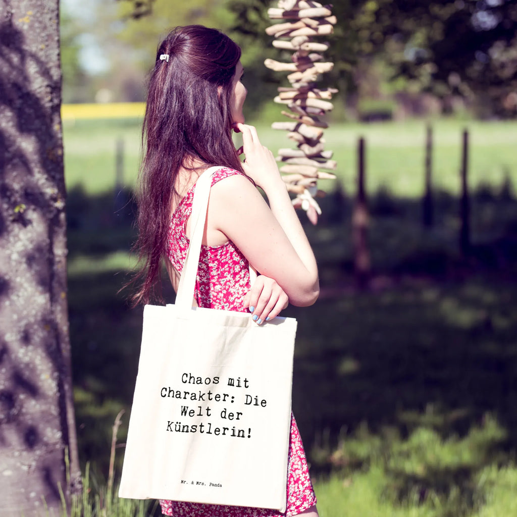 Tragetasche Chaos mit Charakter: Die Welt der Künstlerin! Beuteltasche, Beutel, Einkaufstasche, Jutebeutel, Stoffbeutel, Tasche, Shopper, Umhängetasche, Strandtasche, Schultertasche, Stofftasche, Tragetasche, Badetasche, Jutetasche, Einkaufstüte, Laptoptasche, Beruf, Ausbildung, Jubiläum, Abschied, Rente, Kollege, Kollegin, Geschenk, Schenken, Arbeitskollege, Mitarbeiter, Firma, Danke, Dankeschön