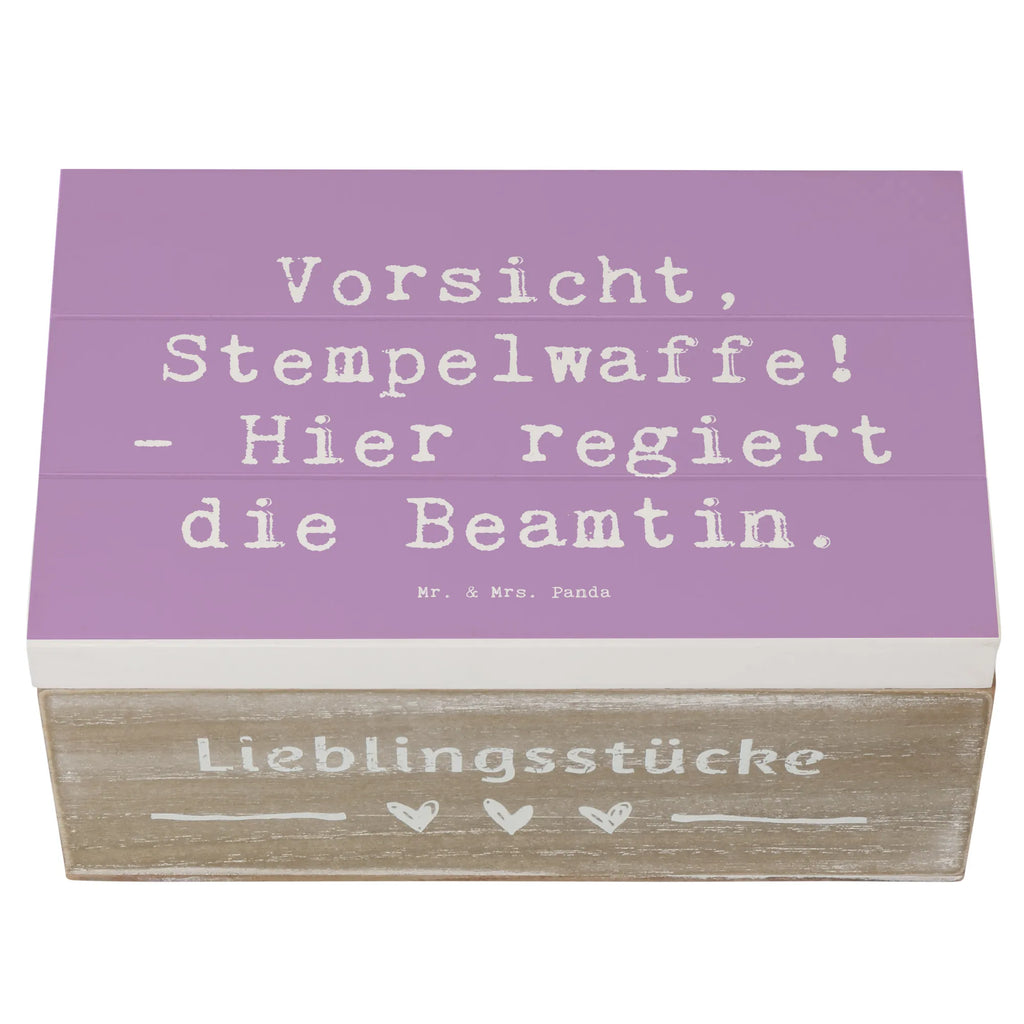 Holzkiste Spruch Beamtin Stempelwaffe Holzkiste, Kiste, Schatzkiste, Truhe, Schatulle, XXL, Erinnerungsbox, Erinnerungskiste, Dekokiste, Aufbewahrungsbox, Geschenkbox, Geschenkdose, Beruf, Ausbildung, Jubiläum, Abschied, Rente, Kollege, Kollegin, Geschenk, Schenken, Arbeitskollege, Mitarbeiter, Firma, Danke, Dankeschön