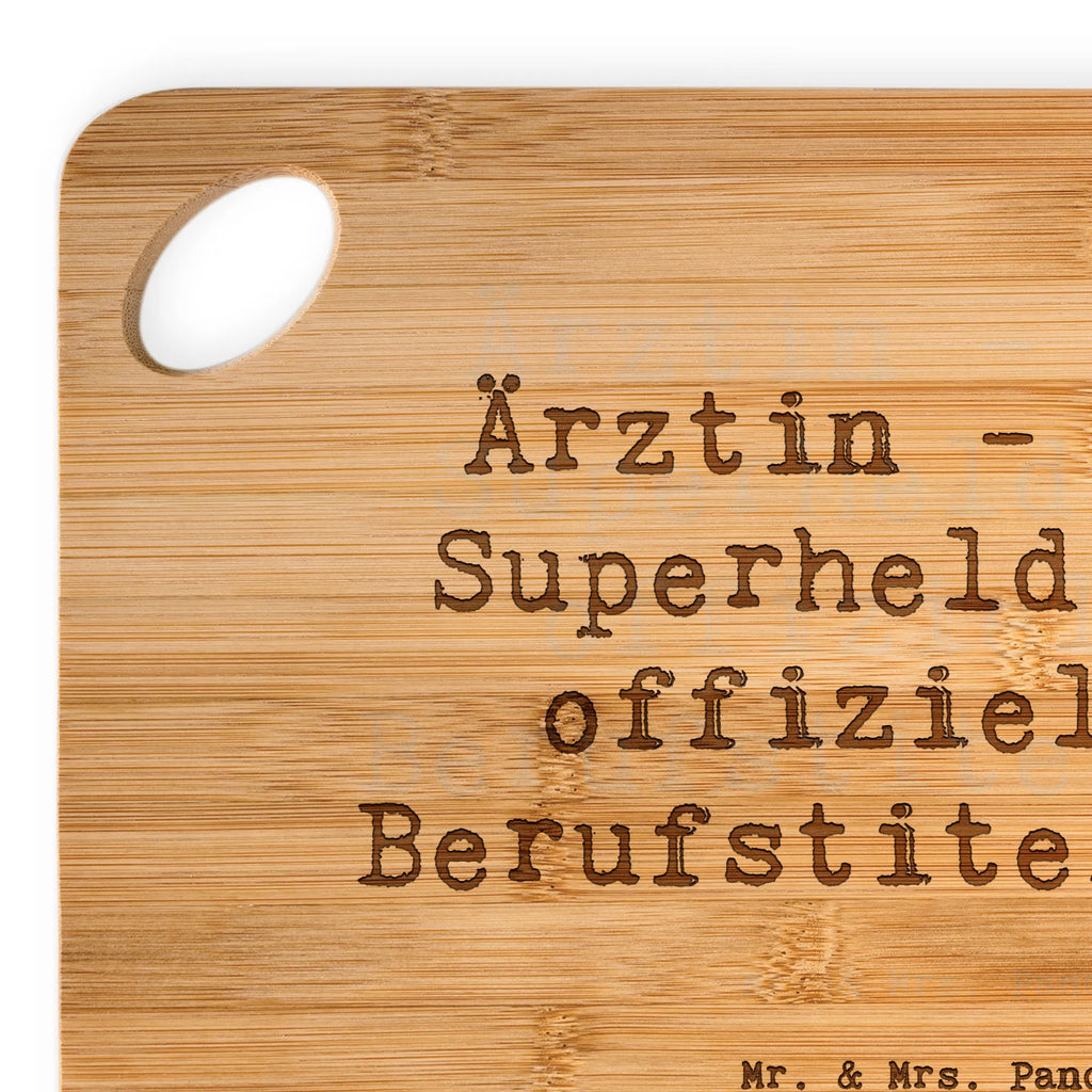 Bambus - Schneidebrett Spruch Ärztin Superheld Schneidebrett, Holzbrett, Küchenbrett, Frühstücksbrett, Hackbrett, Brett, Holzbrettchen, Servierbrett, Bretter, Holzbretter, Holz Bretter, Schneidebrett Holz, Holzbrett mit Gravur, Schneidbrett, Holzbrett Küche, Holzschneidebrett, Beruf, Ausbildung, Jubiläum, Abschied, Rente, Kollege, Kollegin, Geschenk, Schenken, Arbeitskollege, Mitarbeiter, Firma, Danke, Dankeschön