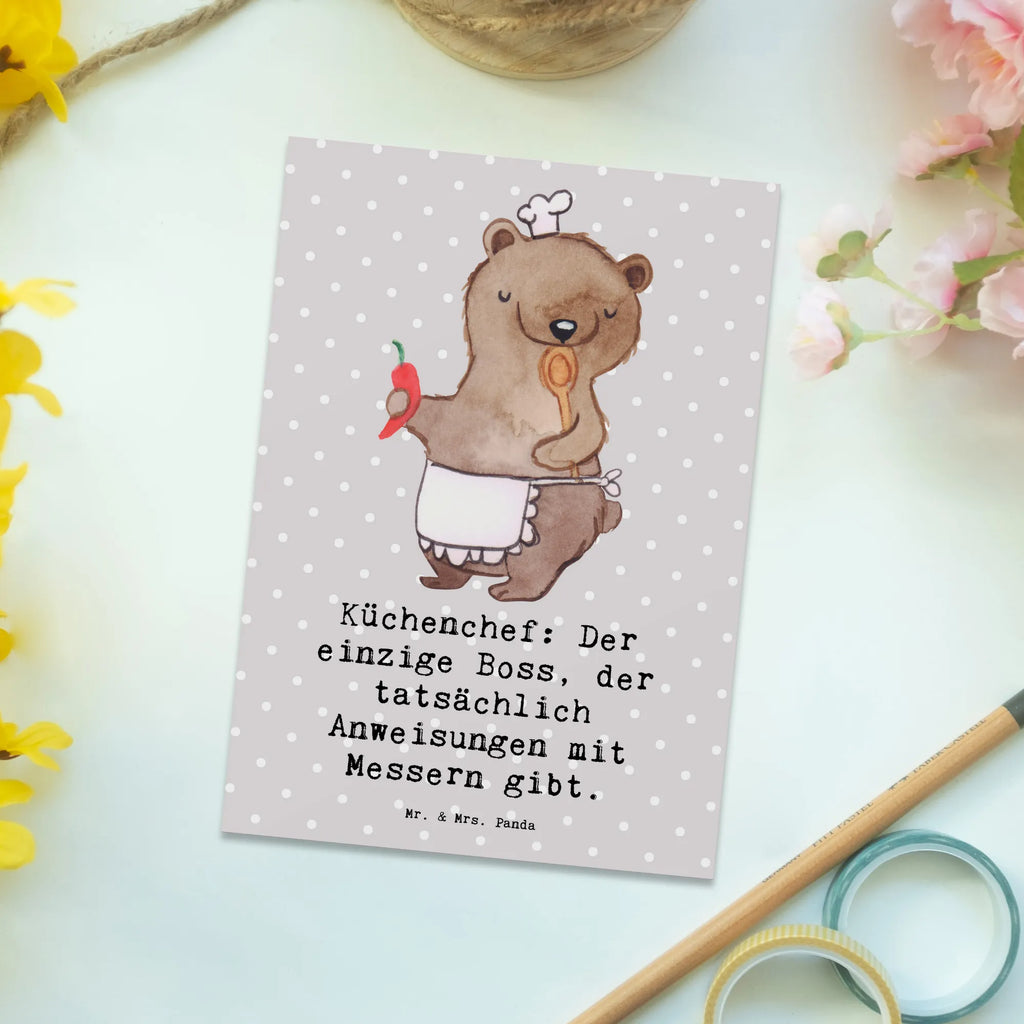 Postcard Küchenchef: Der einzige Boss, der tatsächlich Anweisungen mit Messern gibt. Postkarte, Karte, Geschenkkarte, Grußkarte, Einladung, Ansichtskarte, Geburtstagskarte, Einladungskarte, Dankeskarte, Ansichtskarten, Einladung Geburtstag, Einladungskarten Geburtstag, Beruf, Ausbildung, Jubiläum, Abschied, Rente, Kollege, Kollegin, Geschenk, Schenken, Arbeitskollege, Mitarbeiter, Firma, Danke, Dankeschön