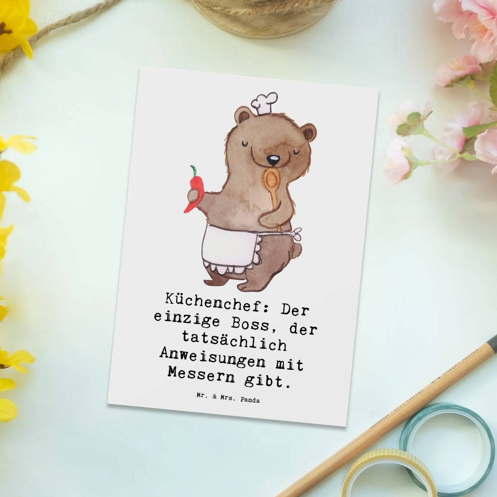 Postcard Küchenchef: Der einzige Boss, der tatsächlich Anweisungen mit Messern gibt. Postkarte, Karte, Geschenkkarte, Grußkarte, Einladung, Ansichtskarte, Geburtstagskarte, Einladungskarte, Dankeskarte, Ansichtskarten, Einladung Geburtstag, Einladungskarten Geburtstag, Beruf, Ausbildung, Jubiläum, Abschied, Rente, Kollege, Kollegin, Geschenk, Schenken, Arbeitskollege, Mitarbeiter, Firma, Danke, Dankeschön