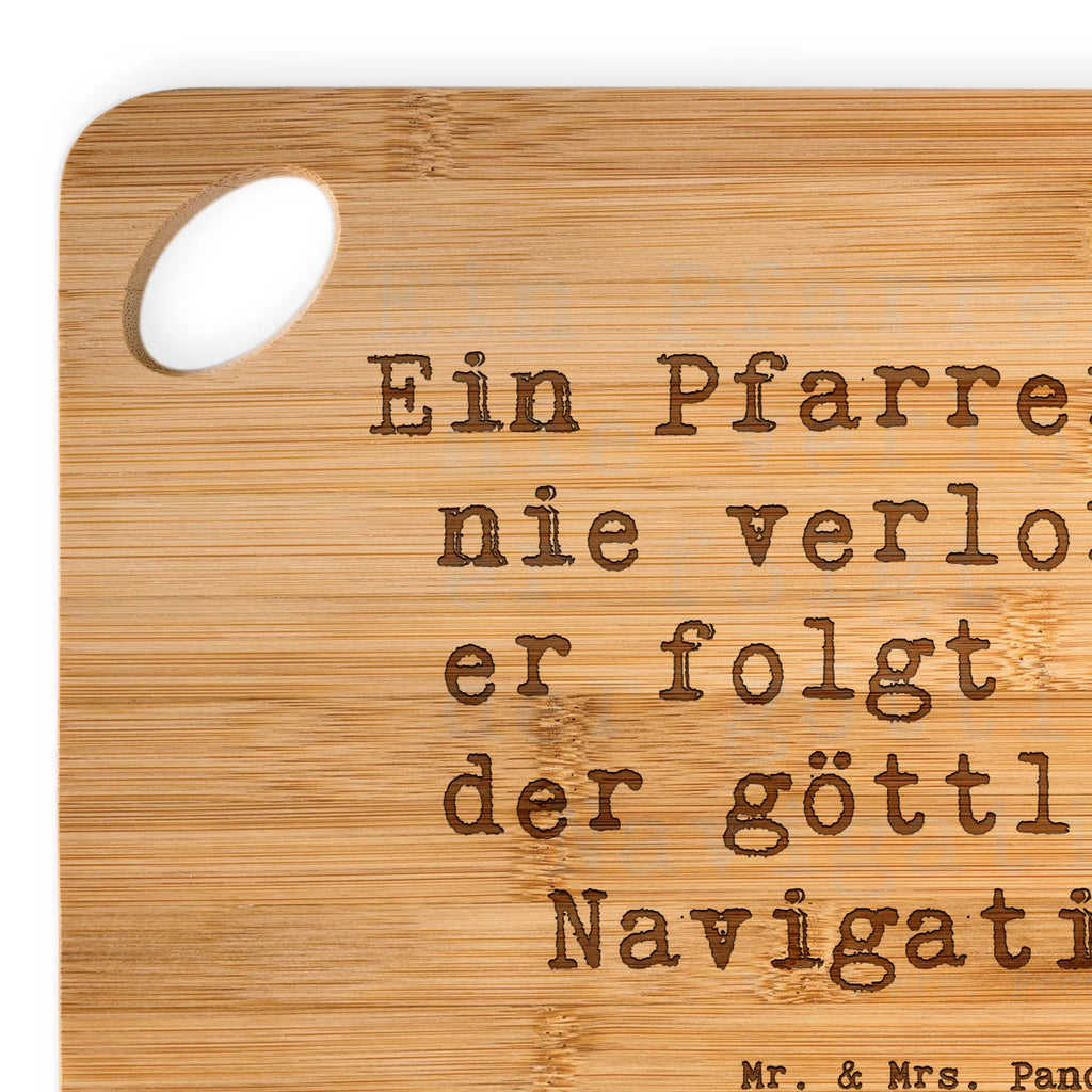 Bambus - Schneidebrett Spruch Ein Pfarrer geht nie verloren - er folgt immer der göttlichen Navigation! Schneidebrett, Holzbrett, Küchenbrett, Frühstücksbrett, Hackbrett, Brett, Holzbrettchen, Servierbrett, Bretter, Holzbretter, Holz Bretter, Schneidebrett Holz, Holzbrett mit Gravur, Schneidbrett, Holzbrett Küche, Holzschneidebrett, Beruf, Ausbildung, Jubiläum, Abschied, Rente, Kollege, Kollegin, Geschenk, Schenken, Arbeitskollege, Mitarbeiter, Firma, Danke, Dankeschön