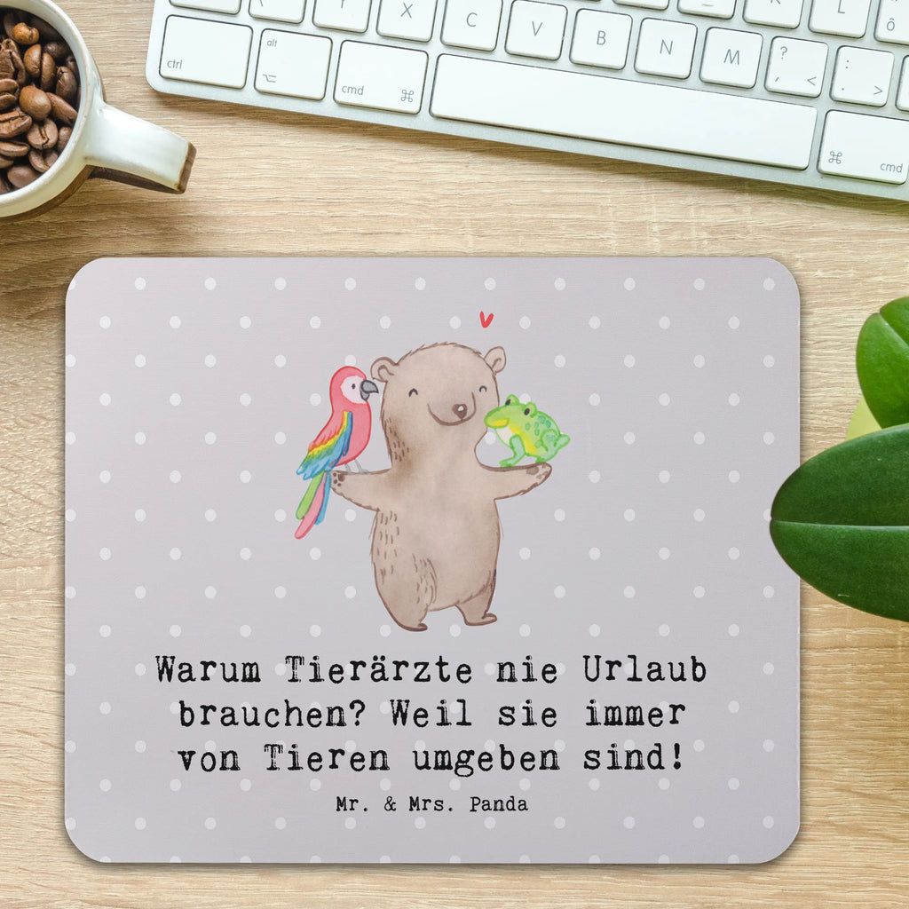 Mouse mat Warum Tierärzte nie Urlaub brauchen? Weil sie immer von Tieren umgeben sind! Mousepad, Computer zubehör, Büroausstattung, PC Zubehör, Arbeitszimmer, Mauspad, Einzigartiges Mauspad, Designer Mauspad, Mausunterlage, Mauspad Büro, Beruf, Ausbildung, Jubiläum, Abschied, Rente, Kollege, Kollegin, Geschenk, Schenken, Arbeitskollege, Mitarbeiter, Firma, Danke, Dankeschön
