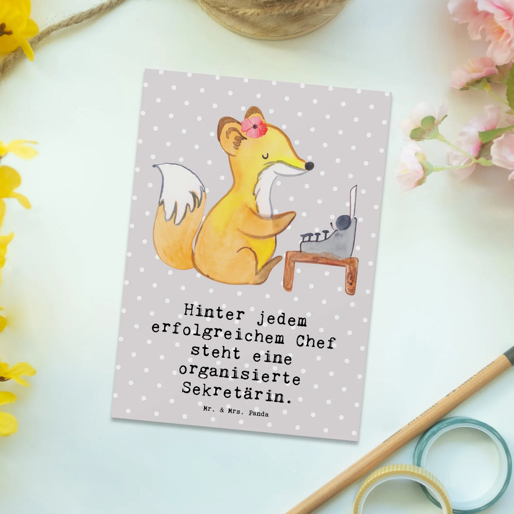 Postkarte Hinter jedem erfolgreichem Chef steht eine organisierte Sekretärin. Postkarte, Karte, Geschenkkarte, Grußkarte, Einladung, Ansichtskarte, Geburtstagskarte, Einladungskarte, Dankeskarte, Ansichtskarten, Einladung Geburtstag, Einladungskarten Geburtstag, Beruf, Ausbildung, Jubiläum, Abschied, Rente, Kollege, Kollegin, Geschenk, Schenken, Arbeitskollege, Mitarbeiter, Firma, Danke, Dankeschön