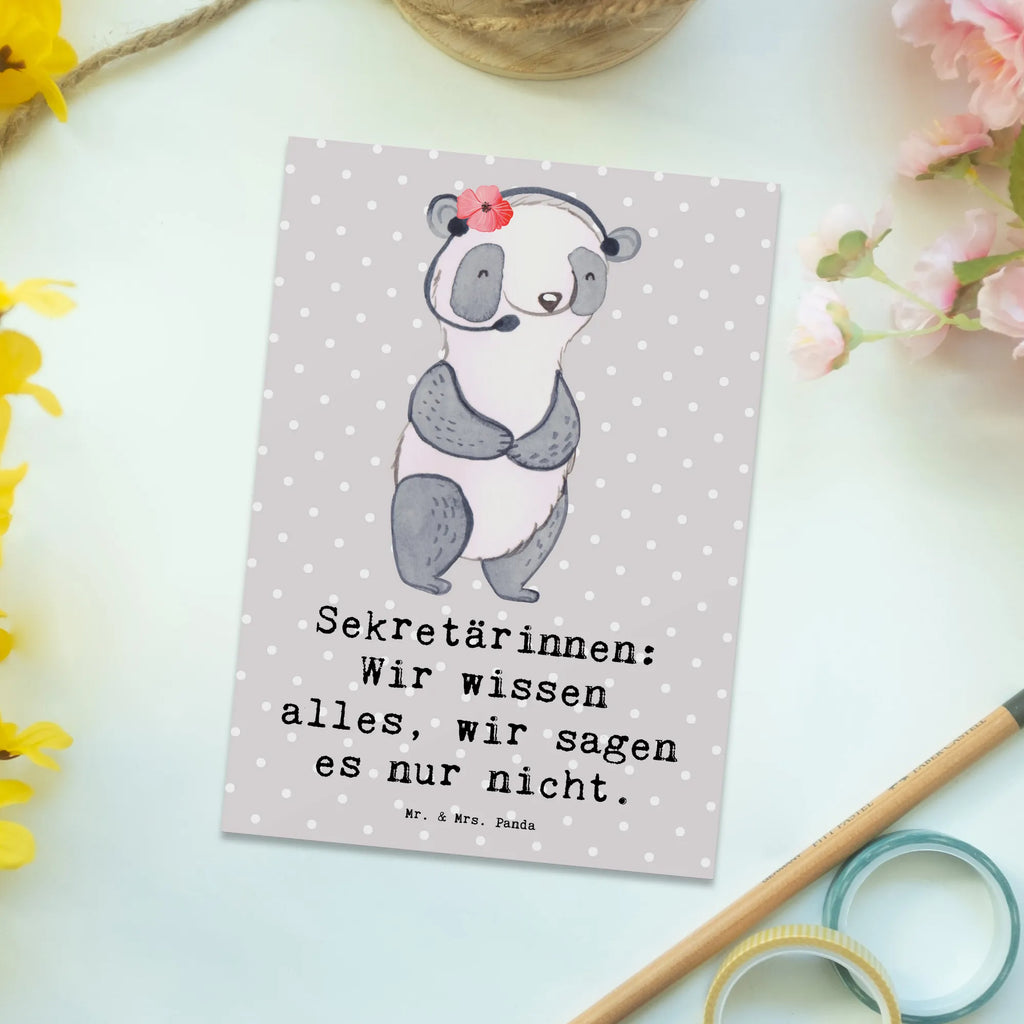 Postkarte Sekretärinnen: Wir wissen alles, wir sagen es nur nicht. Postkarte, Karte, Geschenkkarte, Grußkarte, Einladung, Ansichtskarte, Geburtstagskarte, Einladungskarte, Dankeskarte, Ansichtskarten, Einladung Geburtstag, Einladungskarten Geburtstag, Beruf, Ausbildung, Jubiläum, Abschied, Rente, Kollege, Kollegin, Geschenk, Schenken, Arbeitskollege, Mitarbeiter, Firma, Danke, Dankeschön