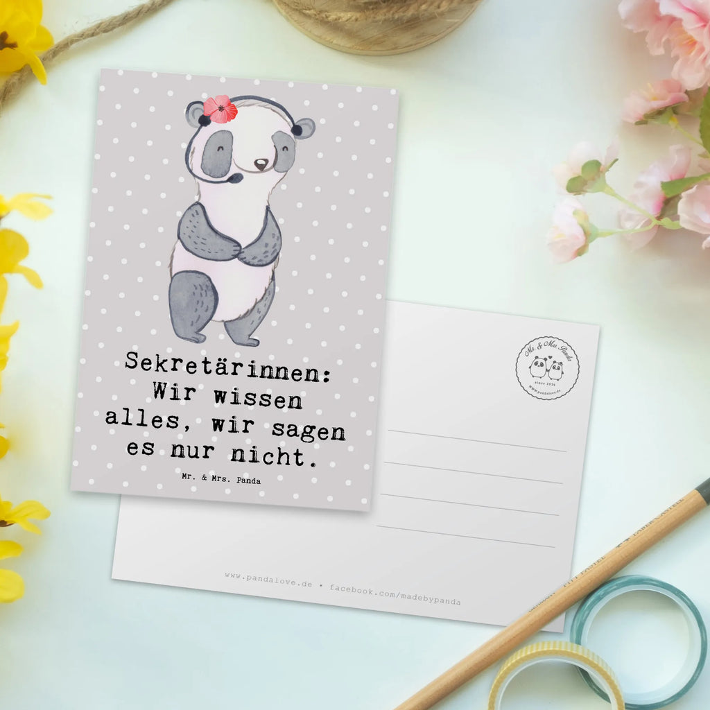 Postkarte Sekretärinnen: Wir wissen alles, wir sagen es nur nicht. Postkarte, Karte, Geschenkkarte, Grußkarte, Einladung, Ansichtskarte, Geburtstagskarte, Einladungskarte, Dankeskarte, Ansichtskarten, Einladung Geburtstag, Einladungskarten Geburtstag, Beruf, Ausbildung, Jubiläum, Abschied, Rente, Kollege, Kollegin, Geschenk, Schenken, Arbeitskollege, Mitarbeiter, Firma, Danke, Dankeschön