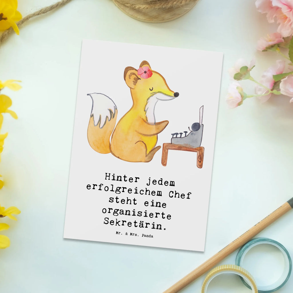 Postkarte Hinter jedem erfolgreichem Chef steht eine organisierte Sekretärin. Postkarte, Karte, Geschenkkarte, Grußkarte, Einladung, Ansichtskarte, Geburtstagskarte, Einladungskarte, Dankeskarte, Ansichtskarten, Einladung Geburtstag, Einladungskarten Geburtstag, Beruf, Ausbildung, Jubiläum, Abschied, Rente, Kollege, Kollegin, Geschenk, Schenken, Arbeitskollege, Mitarbeiter, Firma, Danke, Dankeschön