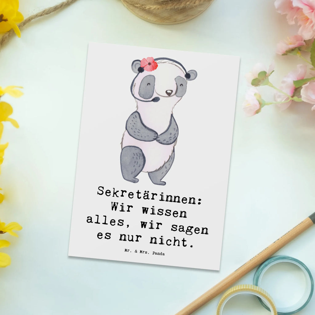 Postkarte Sekretärinnen: Wir wissen alles, wir sagen es nur nicht. Postkarte, Karte, Geschenkkarte, Grußkarte, Einladung, Ansichtskarte, Geburtstagskarte, Einladungskarte, Dankeskarte, Ansichtskarten, Einladung Geburtstag, Einladungskarten Geburtstag, Beruf, Ausbildung, Jubiläum, Abschied, Rente, Kollege, Kollegin, Geschenk, Schenken, Arbeitskollege, Mitarbeiter, Firma, Danke, Dankeschön