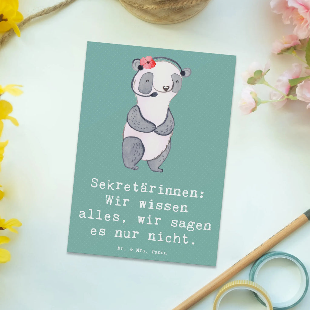 Postkarte Sekretärinnen: Wir wissen alles, wir sagen es nur nicht. Postkarte, Karte, Geschenkkarte, Grußkarte, Einladung, Ansichtskarte, Geburtstagskarte, Einladungskarte, Dankeskarte, Ansichtskarten, Einladung Geburtstag, Einladungskarten Geburtstag, Beruf, Ausbildung, Jubiläum, Abschied, Rente, Kollege, Kollegin, Geschenk, Schenken, Arbeitskollege, Mitarbeiter, Firma, Danke, Dankeschön