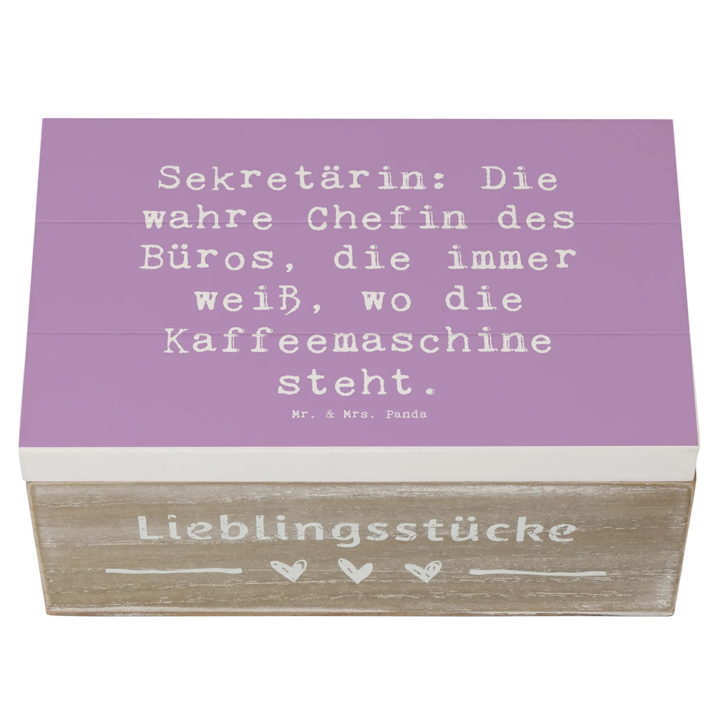 Holzkiste Spruch Sekretärin: Die wahre Chefin des Büros, die immer weiß, wo die Kaffeemaschine steht. Holzkiste, Kiste, Schatzkiste, Truhe, Schatulle, XXL, Erinnerungsbox, Erinnerungskiste, Dekokiste, Aufbewahrungsbox, Geschenkbox, Geschenkdose, Beruf, Ausbildung, Jubiläum, Abschied, Rente, Kollege, Kollegin, Geschenk, Schenken, Arbeitskollege, Mitarbeiter, Firma, Danke, Dankeschön