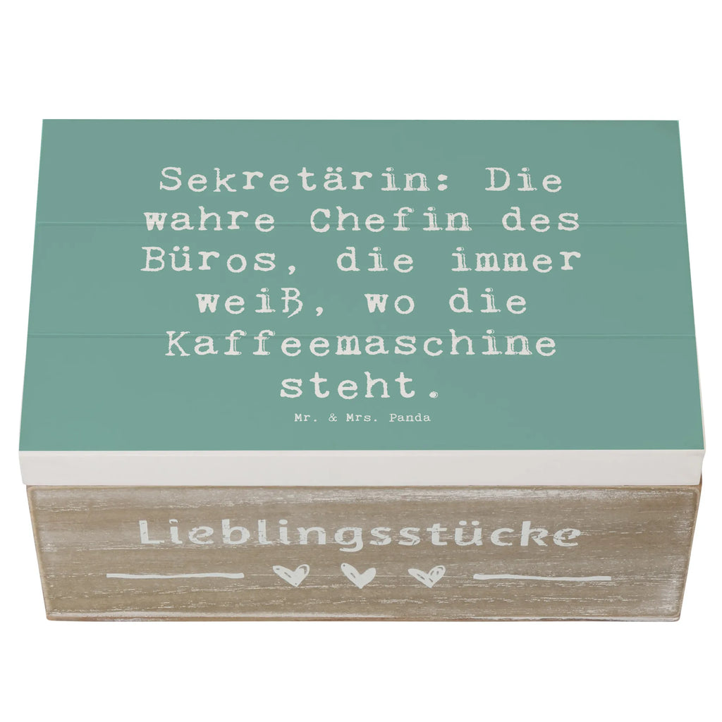 Holzkiste Spruch Sekretärin: Die wahre Chefin des Büros, die immer weiß, wo die Kaffeemaschine steht. Holzkiste, Kiste, Schatzkiste, Truhe, Schatulle, XXL, Erinnerungsbox, Erinnerungskiste, Dekokiste, Aufbewahrungsbox, Geschenkbox, Geschenkdose, Beruf, Ausbildung, Jubiläum, Abschied, Rente, Kollege, Kollegin, Geschenk, Schenken, Arbeitskollege, Mitarbeiter, Firma, Danke, Dankeschön