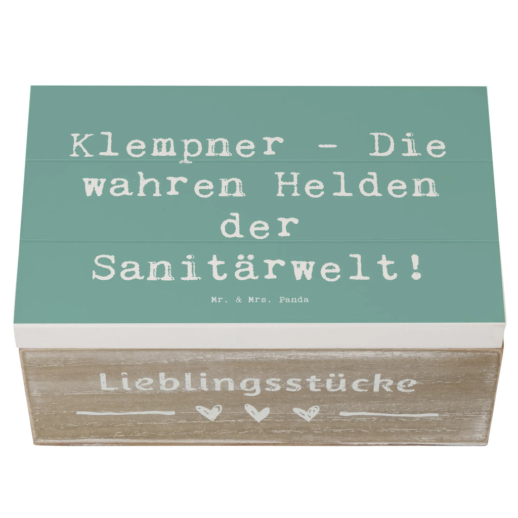 Holzkiste Spruch Klempner Helden Holzkiste, Kiste, Schatzkiste, Truhe, Schatulle, XXL, Erinnerungsbox, Erinnerungskiste, Dekokiste, Aufbewahrungsbox, Geschenkbox, Geschenkdose, Beruf, Ausbildung, Jubiläum, Abschied, Rente, Kollege, Kollegin, Geschenk, Schenken, Arbeitskollege, Mitarbeiter, Firma, Danke, Dankeschön