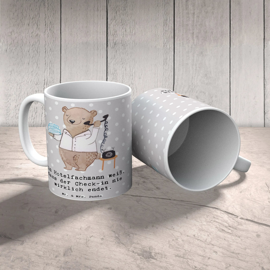 Tasse Ein Hotelfachmann weiß, dass der Check-in nie wirklich endet. Tasse, Kaffeetasse, Teetasse, Becher, Kaffeebecher, Teebecher, Keramiktasse, Porzellantasse, Büro Tasse, Geschenk Tasse, Tasse Sprüche, Tasse Motive, Kaffeetassen, Tasse bedrucken, Designer Tasse, Cappuccino Tassen, Schöne Teetassen, Beruf, Ausbildung, Jubiläum, Abschied, Rente, Kollege, Kollegin, Geschenk, Schenken, Arbeitskollege, Mitarbeiter, Firma, Danke, Dankeschön