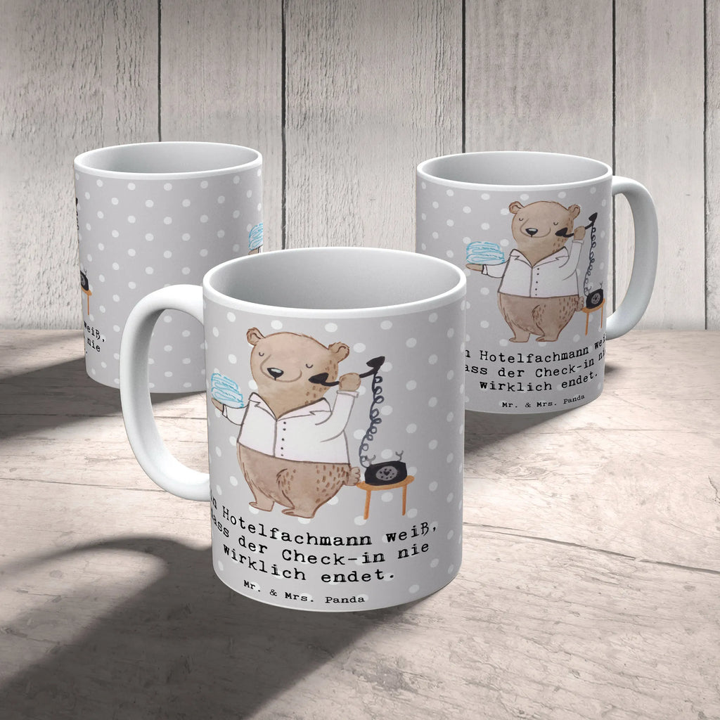 Tasse Ein Hotelfachmann weiß, dass der Check-in nie wirklich endet. Tasse, Kaffeetasse, Teetasse, Becher, Kaffeebecher, Teebecher, Keramiktasse, Porzellantasse, Büro Tasse, Geschenk Tasse, Tasse Sprüche, Tasse Motive, Kaffeetassen, Tasse bedrucken, Designer Tasse, Cappuccino Tassen, Schöne Teetassen, Beruf, Ausbildung, Jubiläum, Abschied, Rente, Kollege, Kollegin, Geschenk, Schenken, Arbeitskollege, Mitarbeiter, Firma, Danke, Dankeschön