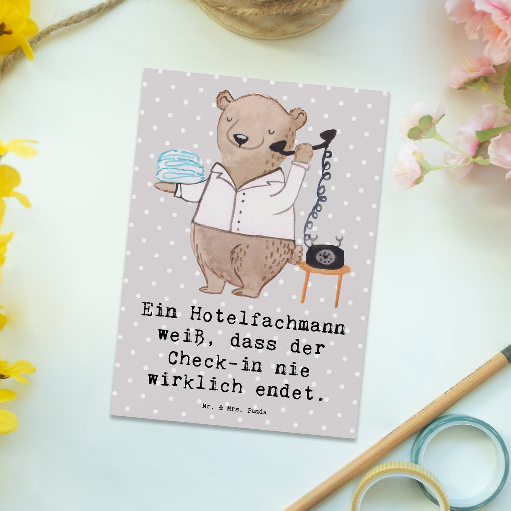 Postkarte Ein Hotelfachmann weiß, dass der Check-in nie wirklich endet. Postkarte, Karte, Geschenkkarte, Grußkarte, Einladung, Ansichtskarte, Geburtstagskarte, Einladungskarte, Dankeskarte, Ansichtskarten, Einladung Geburtstag, Einladungskarten Geburtstag, Beruf, Ausbildung, Jubiläum, Abschied, Rente, Kollege, Kollegin, Geschenk, Schenken, Arbeitskollege, Mitarbeiter, Firma, Danke, Dankeschön