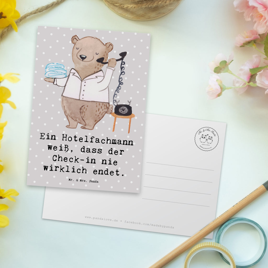 Postkarte Ein Hotelfachmann weiß, dass der Check-in nie wirklich endet. Postkarte, Karte, Geschenkkarte, Grußkarte, Einladung, Ansichtskarte, Geburtstagskarte, Einladungskarte, Dankeskarte, Ansichtskarten, Einladung Geburtstag, Einladungskarten Geburtstag, Beruf, Ausbildung, Jubiläum, Abschied, Rente, Kollege, Kollegin, Geschenk, Schenken, Arbeitskollege, Mitarbeiter, Firma, Danke, Dankeschön