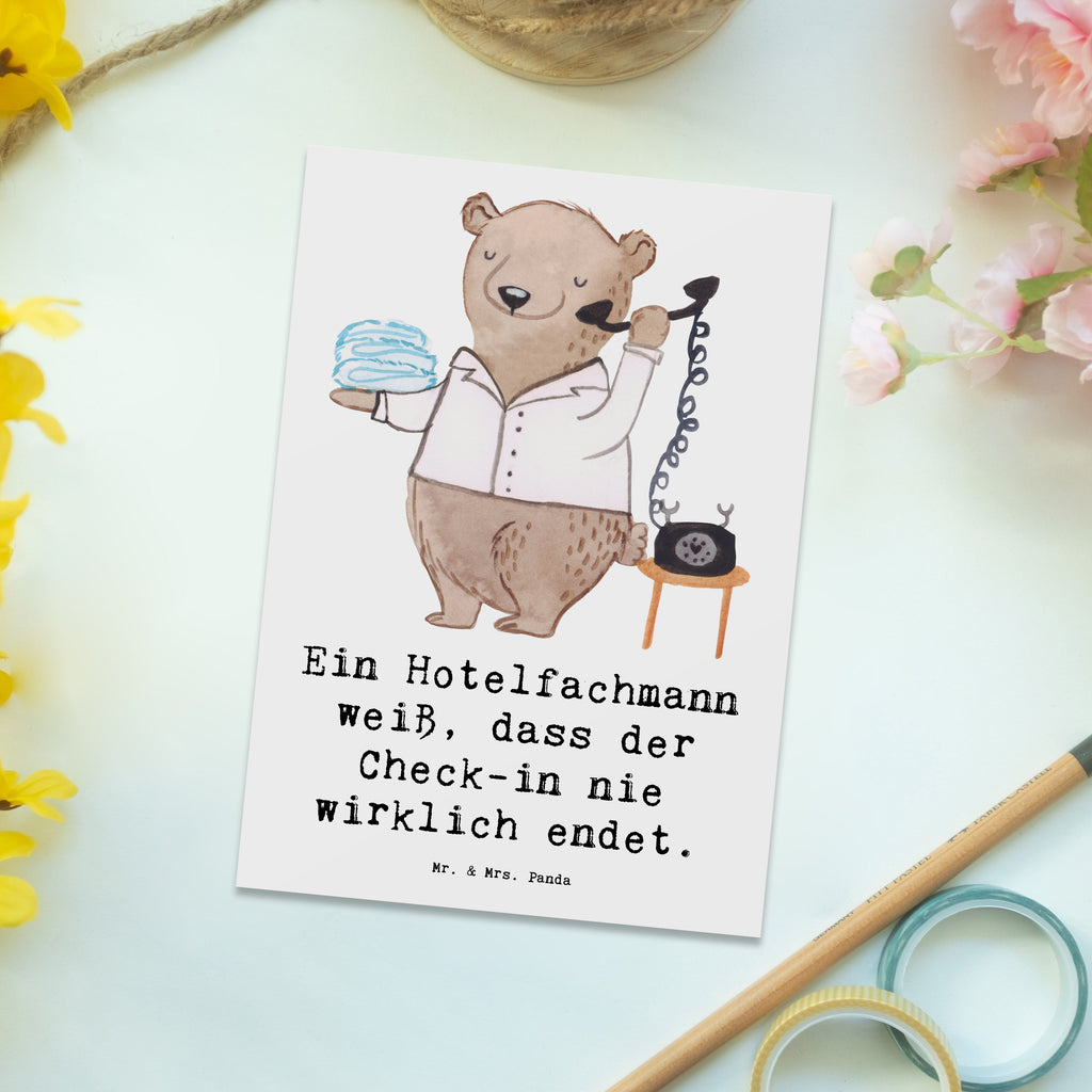 Postkarte Ein Hotelfachmann weiß, dass der Check-in nie wirklich endet. Postkarte, Karte, Geschenkkarte, Grußkarte, Einladung, Ansichtskarte, Geburtstagskarte, Einladungskarte, Dankeskarte, Ansichtskarten, Einladung Geburtstag, Einladungskarten Geburtstag, Beruf, Ausbildung, Jubiläum, Abschied, Rente, Kollege, Kollegin, Geschenk, Schenken, Arbeitskollege, Mitarbeiter, Firma, Danke, Dankeschön