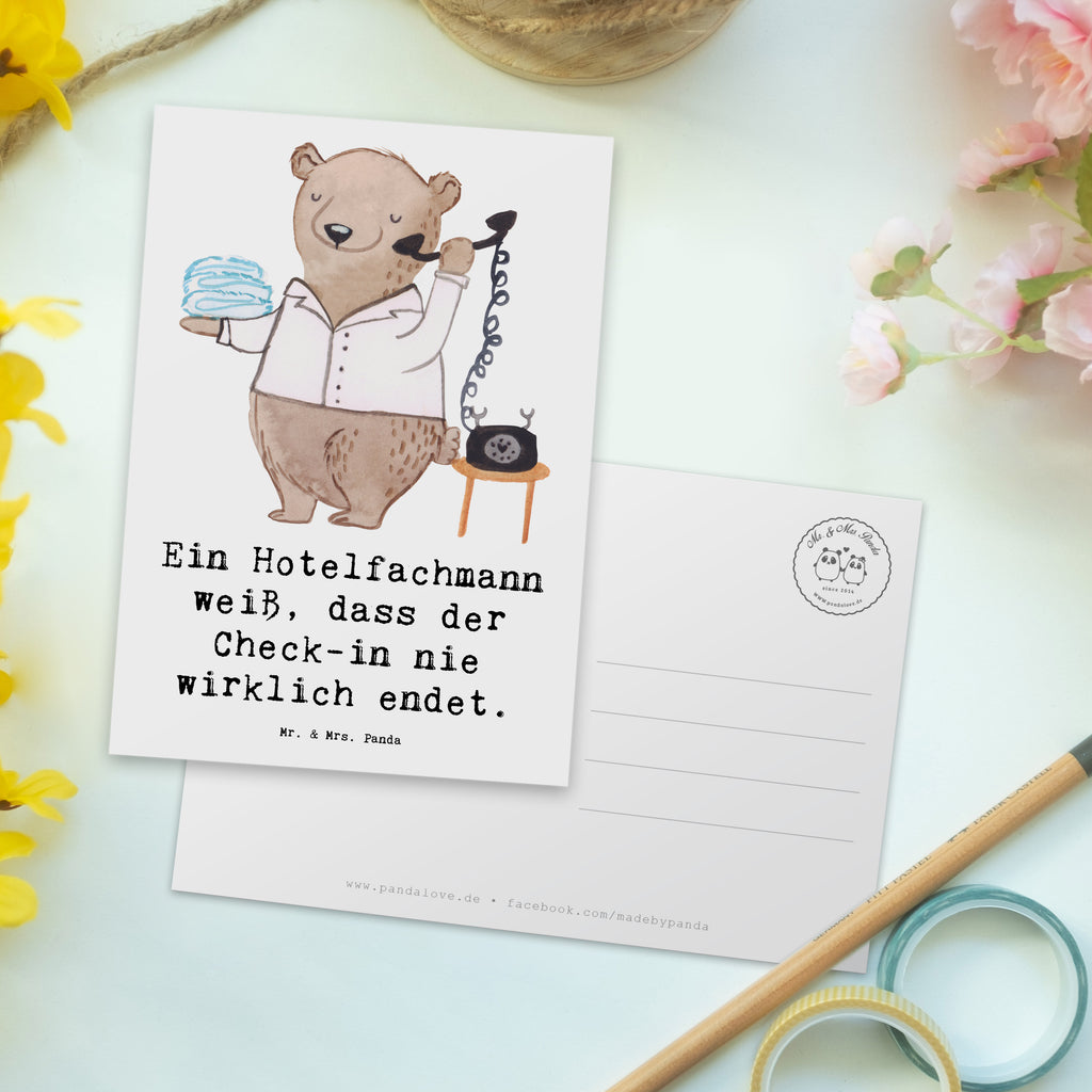 Postkarte Ein Hotelfachmann weiß, dass der Check-in nie wirklich endet. Postkarte, Karte, Geschenkkarte, Grußkarte, Einladung, Ansichtskarte, Geburtstagskarte, Einladungskarte, Dankeskarte, Ansichtskarten, Einladung Geburtstag, Einladungskarten Geburtstag, Beruf, Ausbildung, Jubiläum, Abschied, Rente, Kollege, Kollegin, Geschenk, Schenken, Arbeitskollege, Mitarbeiter, Firma, Danke, Dankeschön