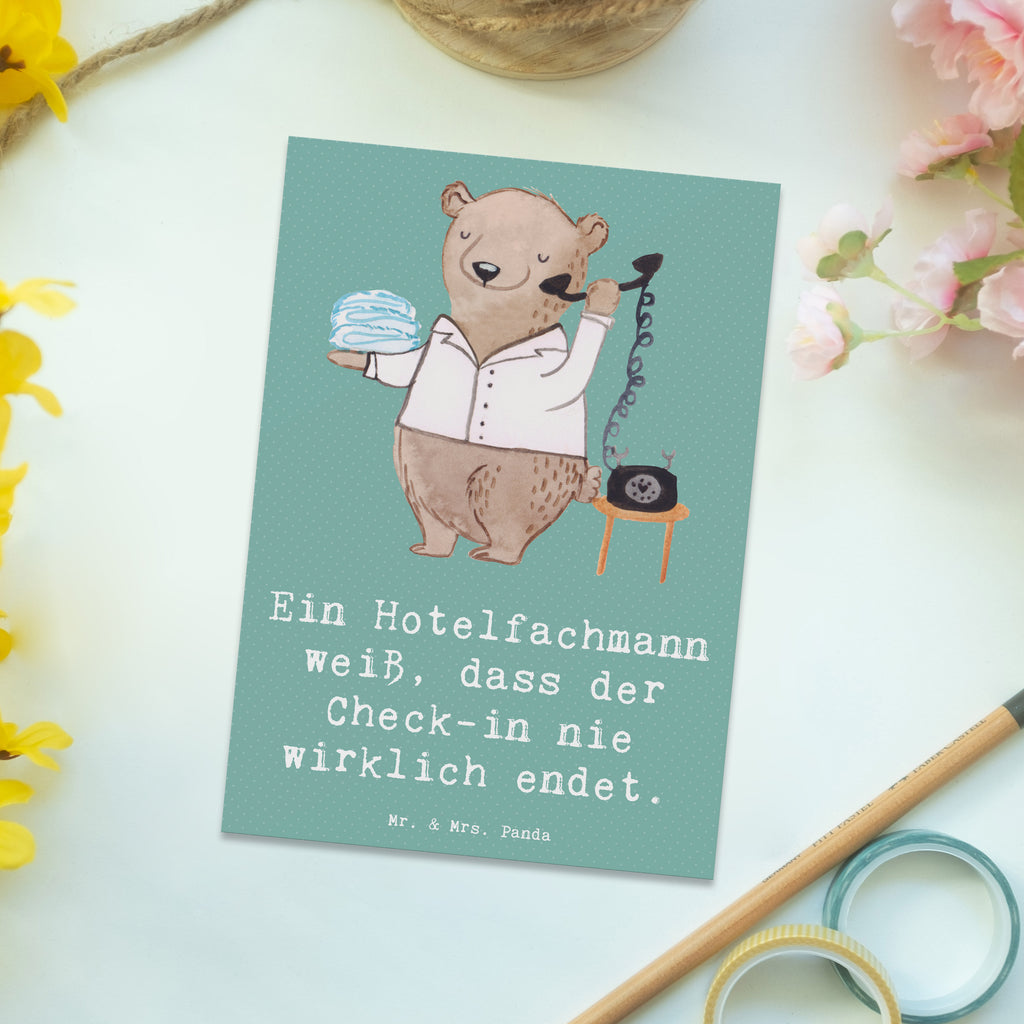 Postkarte Ein Hotelfachmann weiß, dass der Check-in nie wirklich endet. Postkarte, Karte, Geschenkkarte, Grußkarte, Einladung, Ansichtskarte, Geburtstagskarte, Einladungskarte, Dankeskarte, Ansichtskarten, Einladung Geburtstag, Einladungskarten Geburtstag, Beruf, Ausbildung, Jubiläum, Abschied, Rente, Kollege, Kollegin, Geschenk, Schenken, Arbeitskollege, Mitarbeiter, Firma, Danke, Dankeschön