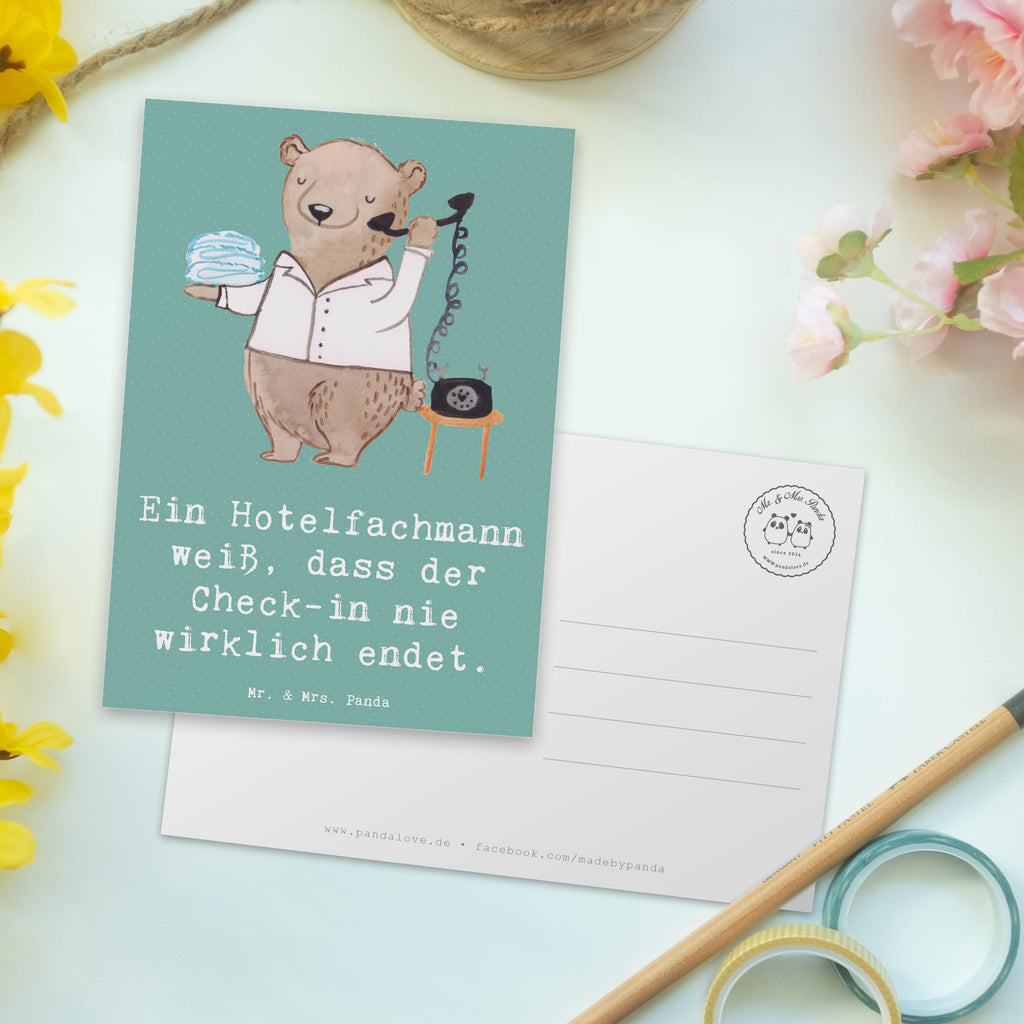 Postkarte Ein Hotelfachmann weiß, dass der Check-in nie wirklich endet. Postkarte, Karte, Geschenkkarte, Grußkarte, Einladung, Ansichtskarte, Geburtstagskarte, Einladungskarte, Dankeskarte, Ansichtskarten, Einladung Geburtstag, Einladungskarten Geburtstag, Beruf, Ausbildung, Jubiläum, Abschied, Rente, Kollege, Kollegin, Geschenk, Schenken, Arbeitskollege, Mitarbeiter, Firma, Danke, Dankeschön