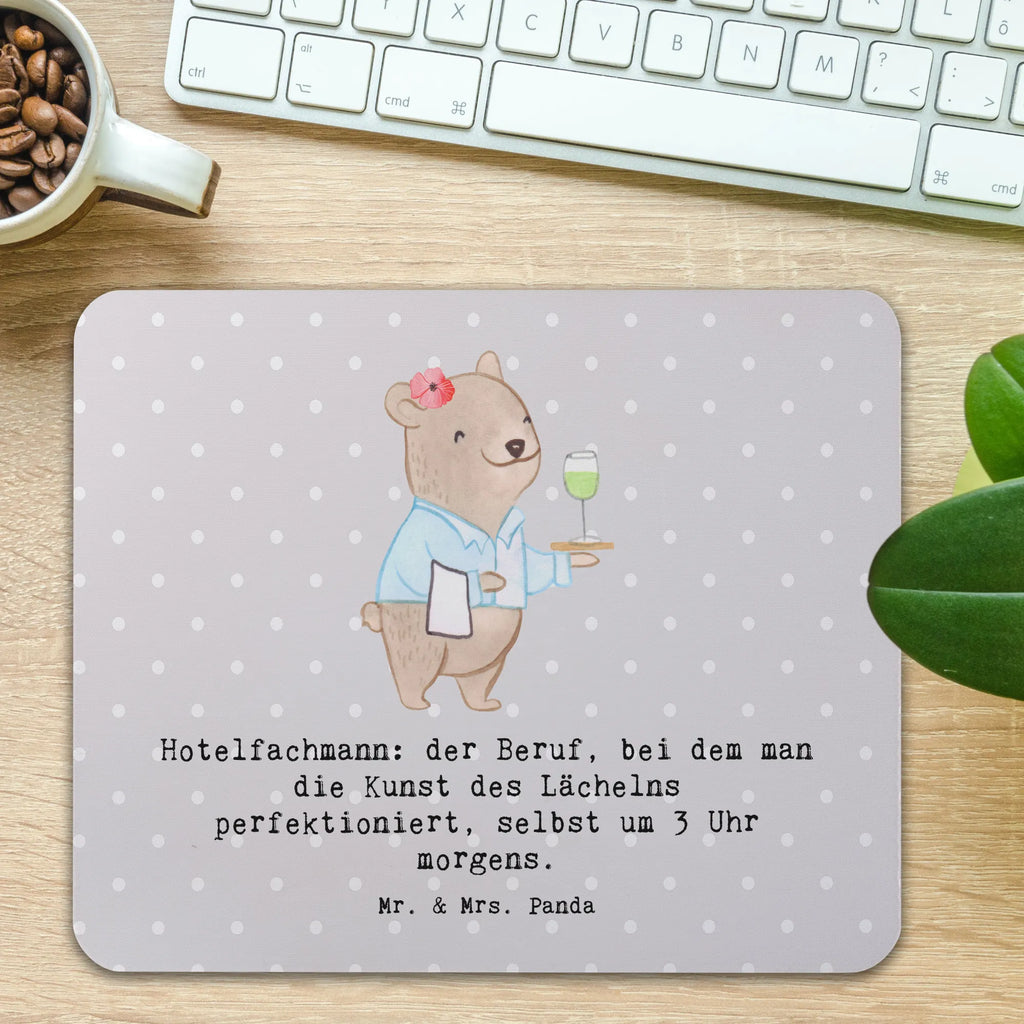 Mauspad Hotelfachmann: der Beruf, bei dem man die Kunst des Lächelns perfektioniert, selbst um 3 Uhr morgens. Mousepad, Computer zubehör, Büroausstattung, PC Zubehör, Arbeitszimmer, Mauspad, Einzigartiges Mauspad, Designer Mauspad, Mausunterlage, Mauspad Büro, Beruf, Ausbildung, Jubiläum, Abschied, Rente, Kollege, Kollegin, Geschenk, Schenken, Arbeitskollege, Mitarbeiter, Firma, Danke, Dankeschön