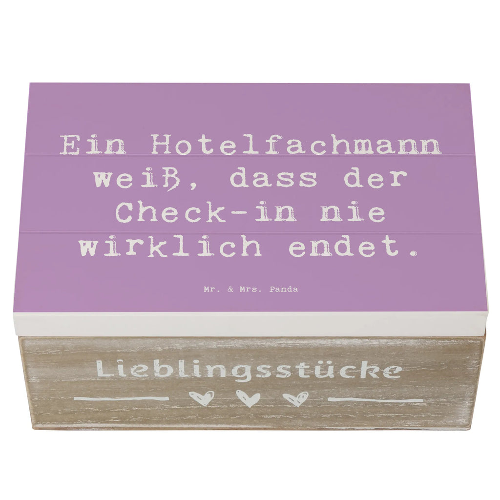 Holzkiste Spruch Ein Hotelfachmann weiß, dass der Check-in nie wirklich endet. Holzkiste, Kiste, Schatzkiste, Truhe, Schatulle, XXL, Erinnerungsbox, Erinnerungskiste, Dekokiste, Aufbewahrungsbox, Geschenkbox, Geschenkdose, Beruf, Ausbildung, Jubiläum, Abschied, Rente, Kollege, Kollegin, Geschenk, Schenken, Arbeitskollege, Mitarbeiter, Firma, Danke, Dankeschön