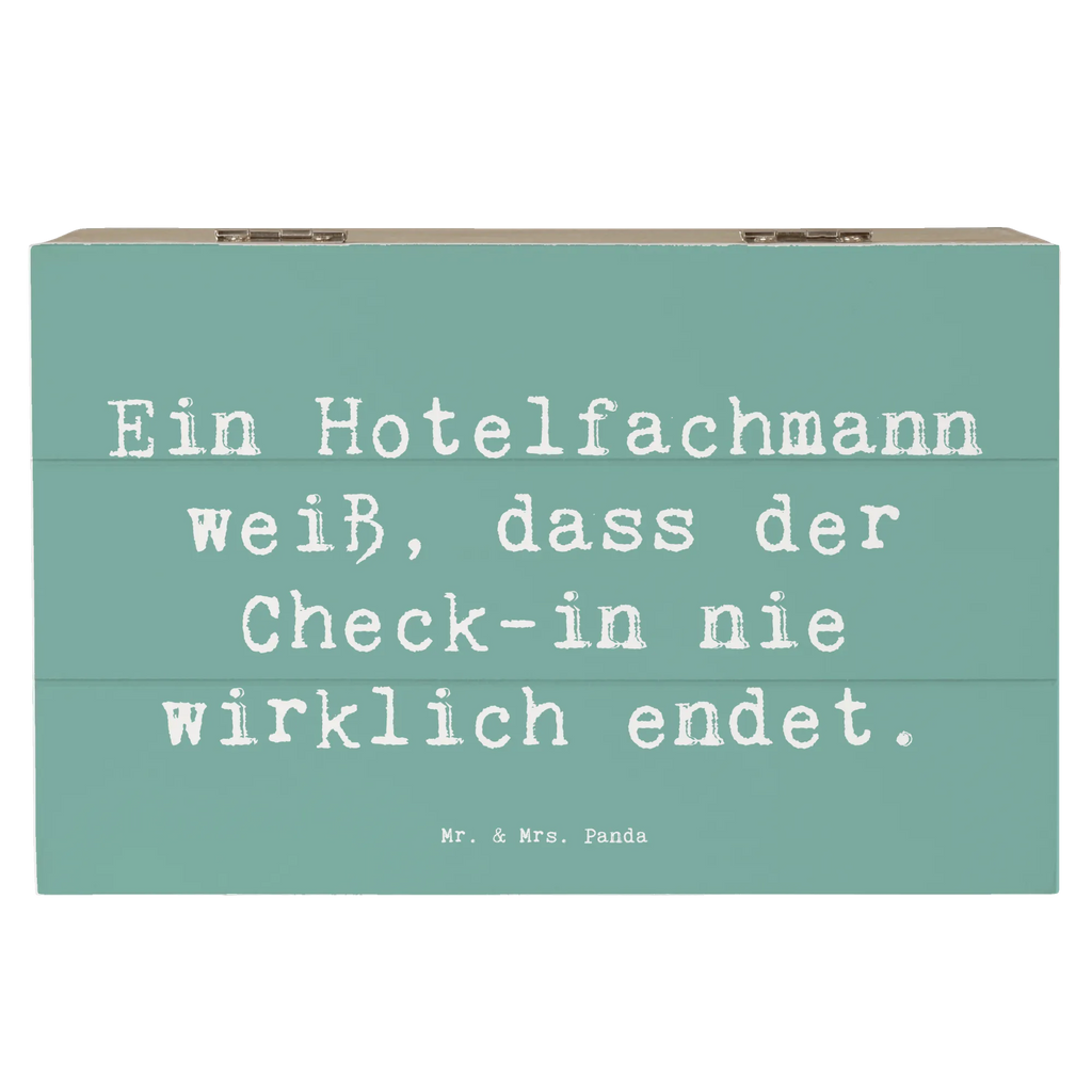 Holzkiste Spruch Ein Hotelfachmann weiß, dass der Check-in nie wirklich endet. Holzkiste, Kiste, Schatzkiste, Truhe, Schatulle, XXL, Erinnerungsbox, Erinnerungskiste, Dekokiste, Aufbewahrungsbox, Geschenkbox, Geschenkdose, Beruf, Ausbildung, Jubiläum, Abschied, Rente, Kollege, Kollegin, Geschenk, Schenken, Arbeitskollege, Mitarbeiter, Firma, Danke, Dankeschön