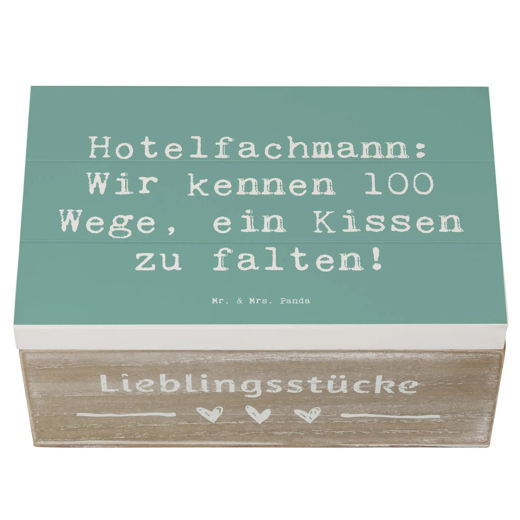 Holzkiste Spruch Hotelfachmann: Wir kennen 100 Wege, ein Kissen zu falten! Holzkiste, Kiste, Schatzkiste, Truhe, Schatulle, XXL, Erinnerungsbox, Erinnerungskiste, Dekokiste, Aufbewahrungsbox, Geschenkbox, Geschenkdose, Beruf, Ausbildung, Jubiläum, Abschied, Rente, Kollege, Kollegin, Geschenk, Schenken, Arbeitskollege, Mitarbeiter, Firma, Danke, Dankeschön