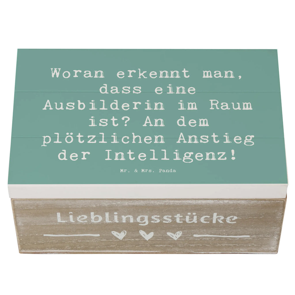 Holzkiste Spruch Woran erkennt man, dass eine Ausbilderin im Raum ist? An dem plötzlichen Anstieg der Intelligenz! Holzkiste, Kiste, Schatzkiste, Truhe, Schatulle, XXL, Erinnerungsbox, Erinnerungskiste, Dekokiste, Aufbewahrungsbox, Geschenkbox, Geschenkdose, Beruf, Ausbildung, Jubiläum, Abschied, Rente, Kollege, Kollegin, Geschenk, Schenken, Arbeitskollege, Mitarbeiter, Firma, Danke, Dankeschön