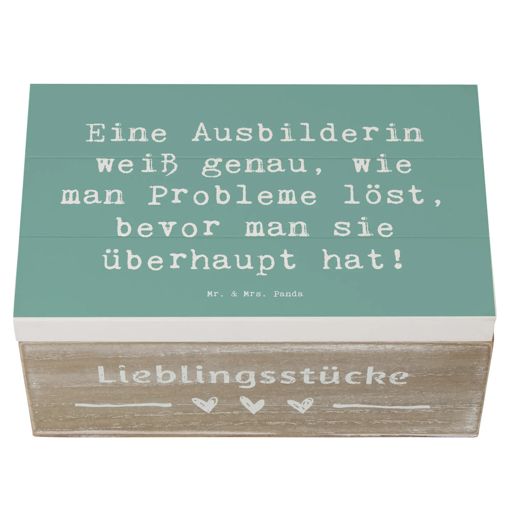 Holzkiste Spruch Eine Ausbilderin weiß genau, wie man Probleme löst, bevor man sie überhaupt hat! Holzkiste, Kiste, Schatzkiste, Truhe, Schatulle, XXL, Erinnerungsbox, Erinnerungskiste, Dekokiste, Aufbewahrungsbox, Geschenkbox, Geschenkdose, Beruf, Ausbildung, Jubiläum, Abschied, Rente, Kollege, Kollegin, Geschenk, Schenken, Arbeitskollege, Mitarbeiter, Firma, Danke, Dankeschön