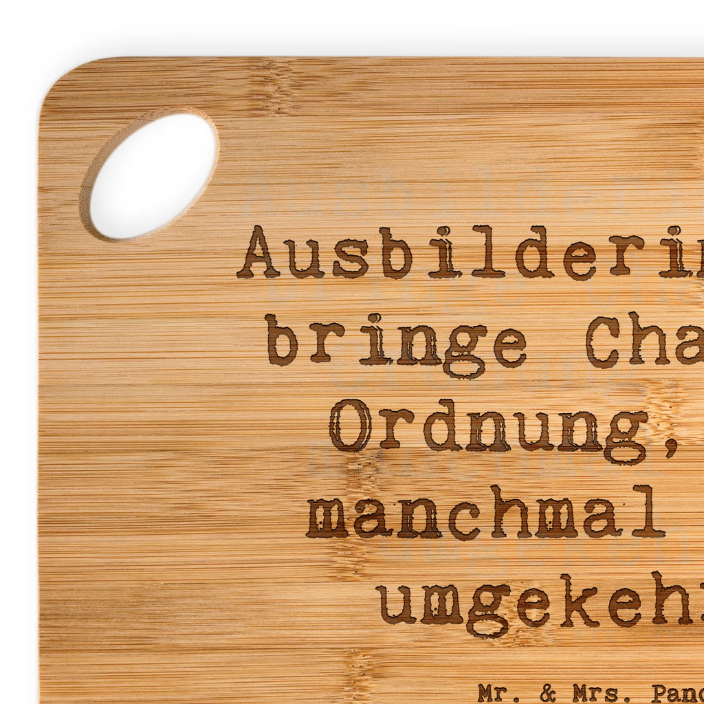 Bambus - Schneidebrett Spruch Ausbilderin: Ich bringe Chaos in Ordnung, und manchmal auch umgekehrt! Schneidebrett, Holzbrett, Küchenbrett, Frühstücksbrett, Hackbrett, Brett, Holzbrettchen, Servierbrett, Bretter, Holzbretter, Holz Bretter, Schneidebrett Holz, Holzbrett mit Gravur, Schneidbrett, Holzbrett Küche, Holzschneidebrett, Beruf, Ausbildung, Jubiläum, Abschied, Rente, Kollege, Kollegin, Geschenk, Schenken, Arbeitskollege, Mitarbeiter, Firma, Danke, Dankeschön