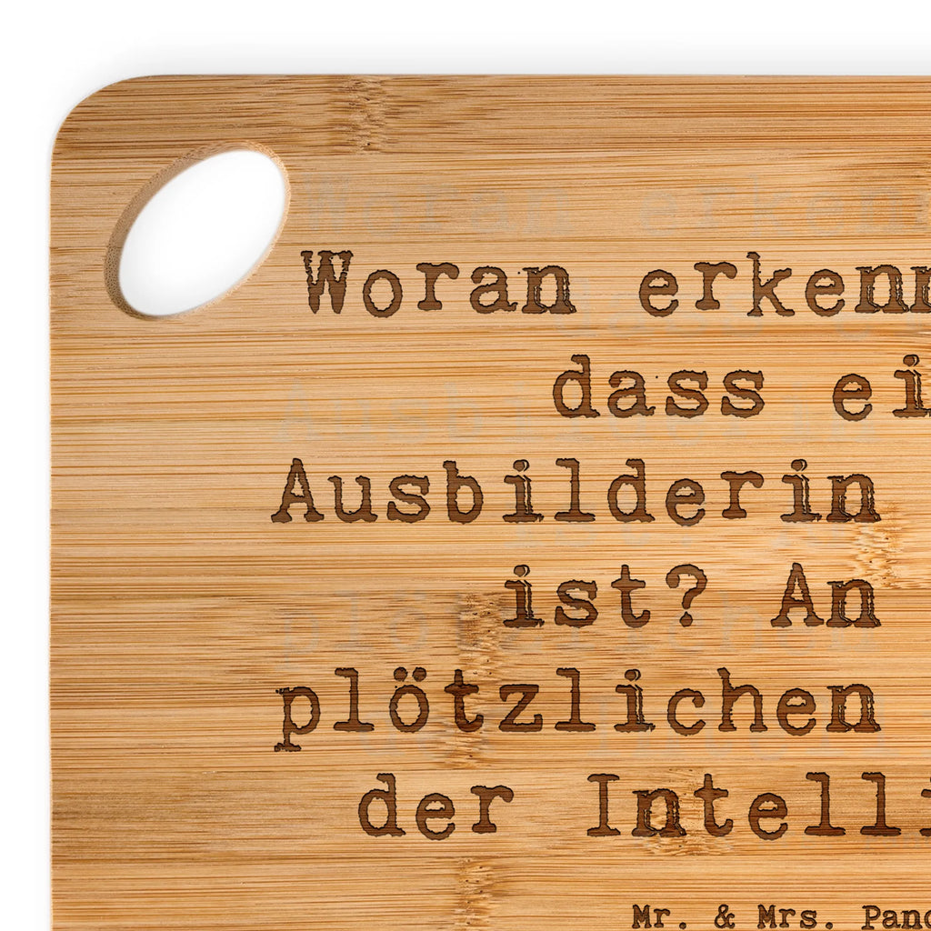 Bambus - Schneidebrett Spruch Woran erkennt man, dass eine Ausbilderin im Raum ist? An dem plötzlichen Anstieg der Intelligenz! Schneidebrett, Holzbrett, Küchenbrett, Frühstücksbrett, Hackbrett, Brett, Holzbrettchen, Servierbrett, Bretter, Holzbretter, Holz Bretter, Schneidebrett Holz, Holzbrett mit Gravur, Schneidbrett, Holzbrett Küche, Holzschneidebrett, Beruf, Ausbildung, Jubiläum, Abschied, Rente, Kollege, Kollegin, Geschenk, Schenken, Arbeitskollege, Mitarbeiter, Firma, Danke, Dankeschön