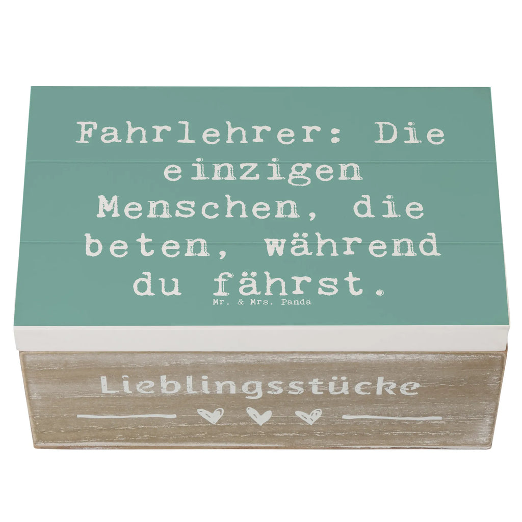 Holzkiste Spruch Fahrlehrer: Die einzigen Menschen, die beten, während du fährst. Holzkiste, Kiste, Schatzkiste, Truhe, Schatulle, XXL, Erinnerungsbox, Erinnerungskiste, Dekokiste, Aufbewahrungsbox, Geschenkbox, Geschenkdose, Beruf, Ausbildung, Jubiläum, Abschied, Rente, Kollege, Kollegin, Geschenk, Schenken, Arbeitskollege, Mitarbeiter, Firma, Danke, Dankeschön