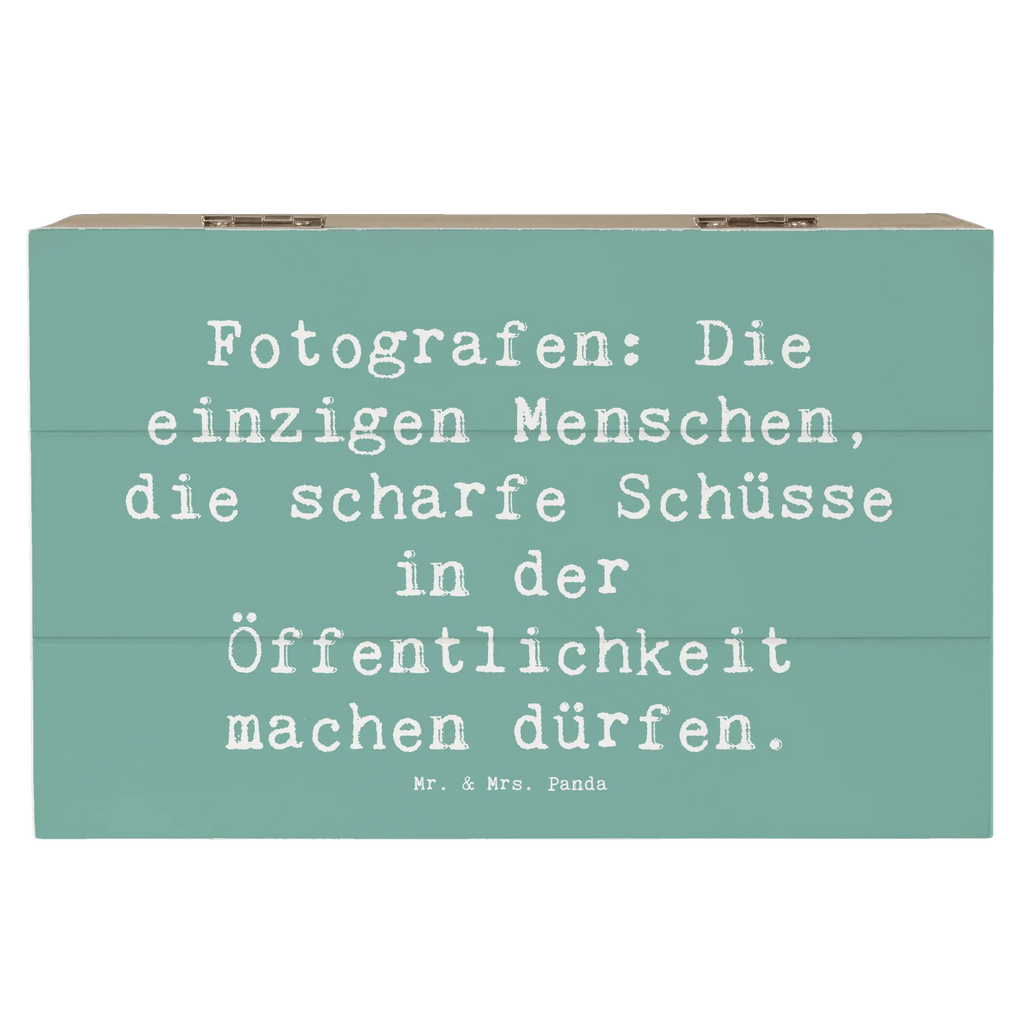 Holzkiste Spruch Fotografen: Die einzigen Menschen, die scharfe Schüsse in der Öffentlichkeit machen dürfen. Holzkiste, Kiste, Schatzkiste, Truhe, Schatulle, XXL, Erinnerungsbox, Erinnerungskiste, Dekokiste, Aufbewahrungsbox, Geschenkbox, Geschenkdose, Beruf, Ausbildung, Jubiläum, Abschied, Rente, Kollege, Kollegin, Geschenk, Schenken, Arbeitskollege, Mitarbeiter, Firma, Danke, Dankeschön