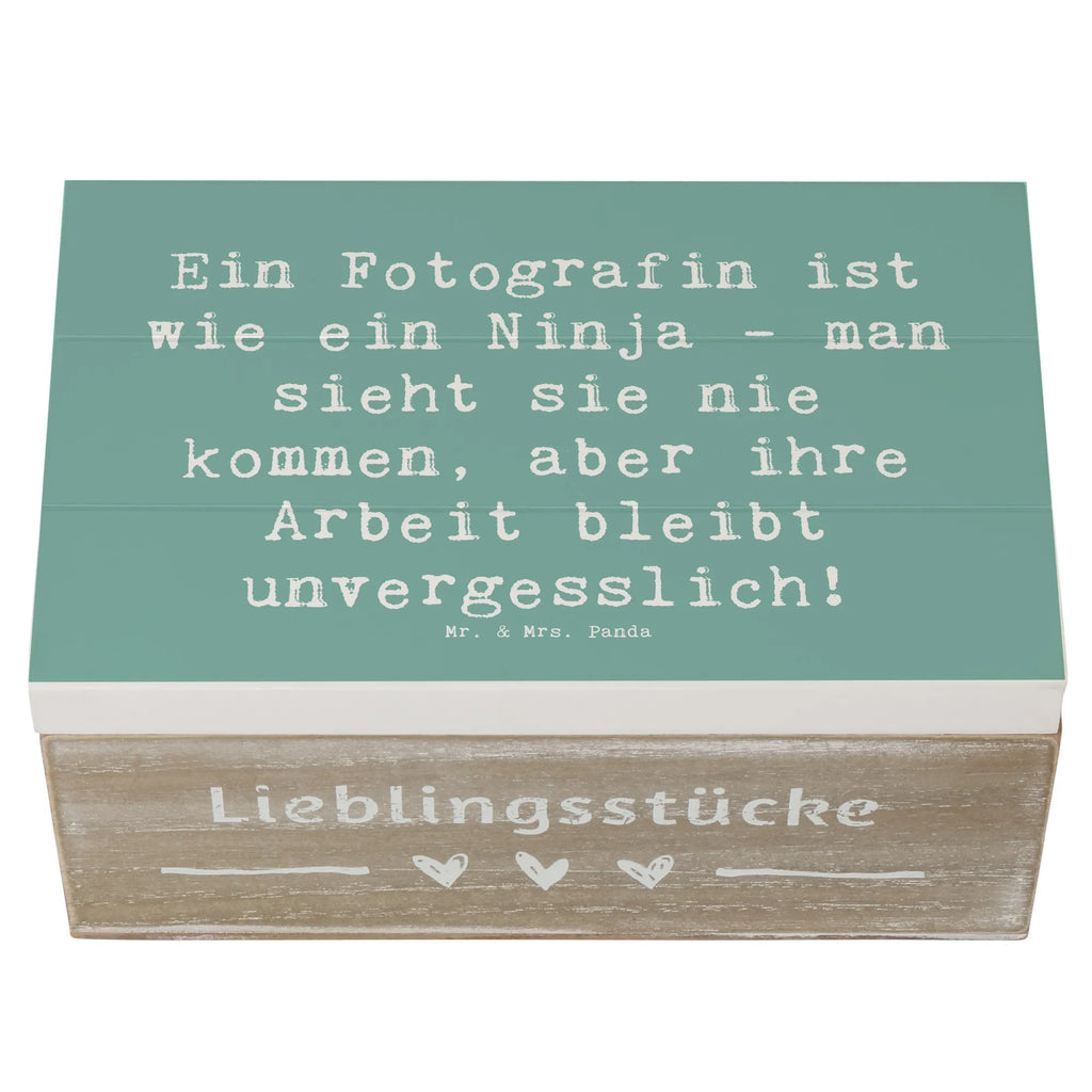 Holzkiste Spruch Ein Fotografin ist wie ein Ninja - man sieht sie nie kommen, aber ihre Arbeit bleibt unvergesslich! Holzkiste, Kiste, Schatzkiste, Truhe, Schatulle, XXL, Erinnerungsbox, Erinnerungskiste, Dekokiste, Aufbewahrungsbox, Geschenkbox, Geschenkdose, Beruf, Ausbildung, Jubiläum, Abschied, Rente, Kollege, Kollegin, Geschenk, Schenken, Arbeitskollege, Mitarbeiter, Firma, Danke, Dankeschön