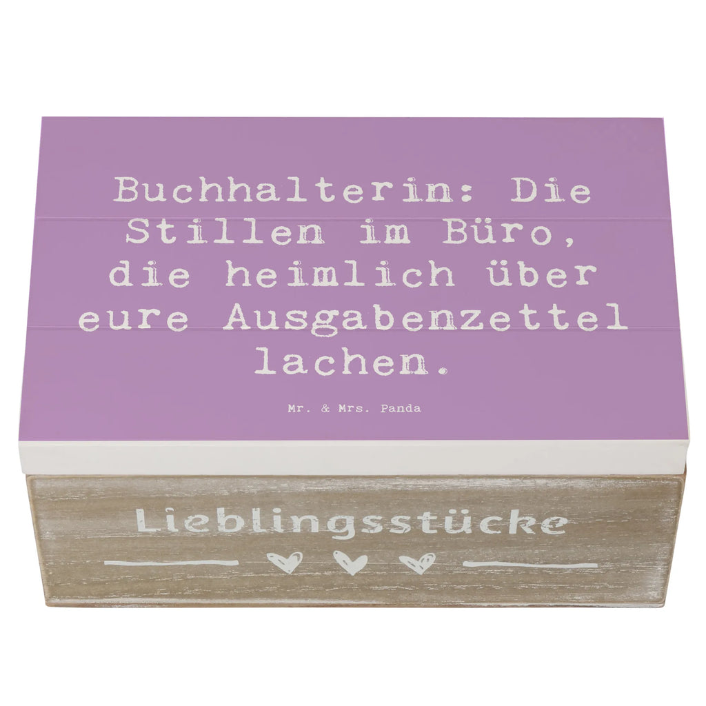 Holzkiste Spruch Buchhalterin: Die Stillen im Büro, die heimlich über eure Ausgabenzettel lachen. Holzkiste, Kiste, Schatzkiste, Truhe, Schatulle, XXL, Erinnerungsbox, Erinnerungskiste, Dekokiste, Aufbewahrungsbox, Geschenkbox, Geschenkdose, Beruf, Ausbildung, Jubiläum, Abschied, Rente, Kollege, Kollegin, Geschenk, Schenken, Arbeitskollege, Mitarbeiter, Firma, Danke, Dankeschön