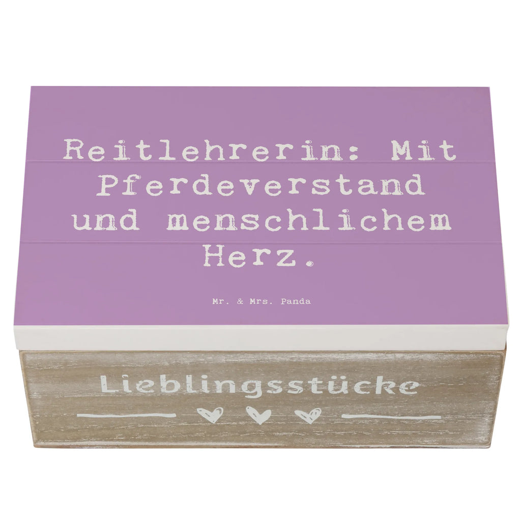 Holzkiste Spruch Reitlehrerin: Mit Pferdeverstand und menschlichem Herz. Holzkiste, Kiste, Schatzkiste, Truhe, Schatulle, XXL, Erinnerungsbox, Erinnerungskiste, Dekokiste, Aufbewahrungsbox, Geschenkbox, Geschenkdose, Beruf, Ausbildung, Jubiläum, Abschied, Rente, Kollege, Kollegin, Geschenk, Schenken, Arbeitskollege, Mitarbeiter, Firma, Danke, Dankeschön