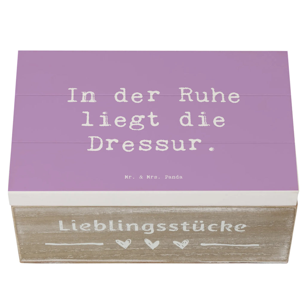 Holzkiste Spruch In der Ruhe liegt die Dressur. Holzkiste, Kiste, Schatzkiste, Truhe, Schatulle, XXL, Erinnerungsbox, Erinnerungskiste, Dekokiste, Aufbewahrungsbox, Geschenkbox, Geschenkdose, Beruf, Ausbildung, Jubiläum, Abschied, Rente, Kollege, Kollegin, Geschenk, Schenken, Arbeitskollege, Mitarbeiter, Firma, Danke, Dankeschön